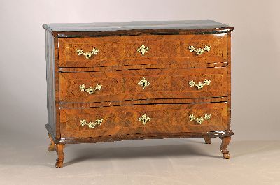 Image 26968789 - Kommode, süddeutsch, um 1800, dickes Nußbaumfurnier, 3 Schubladen, obere ...