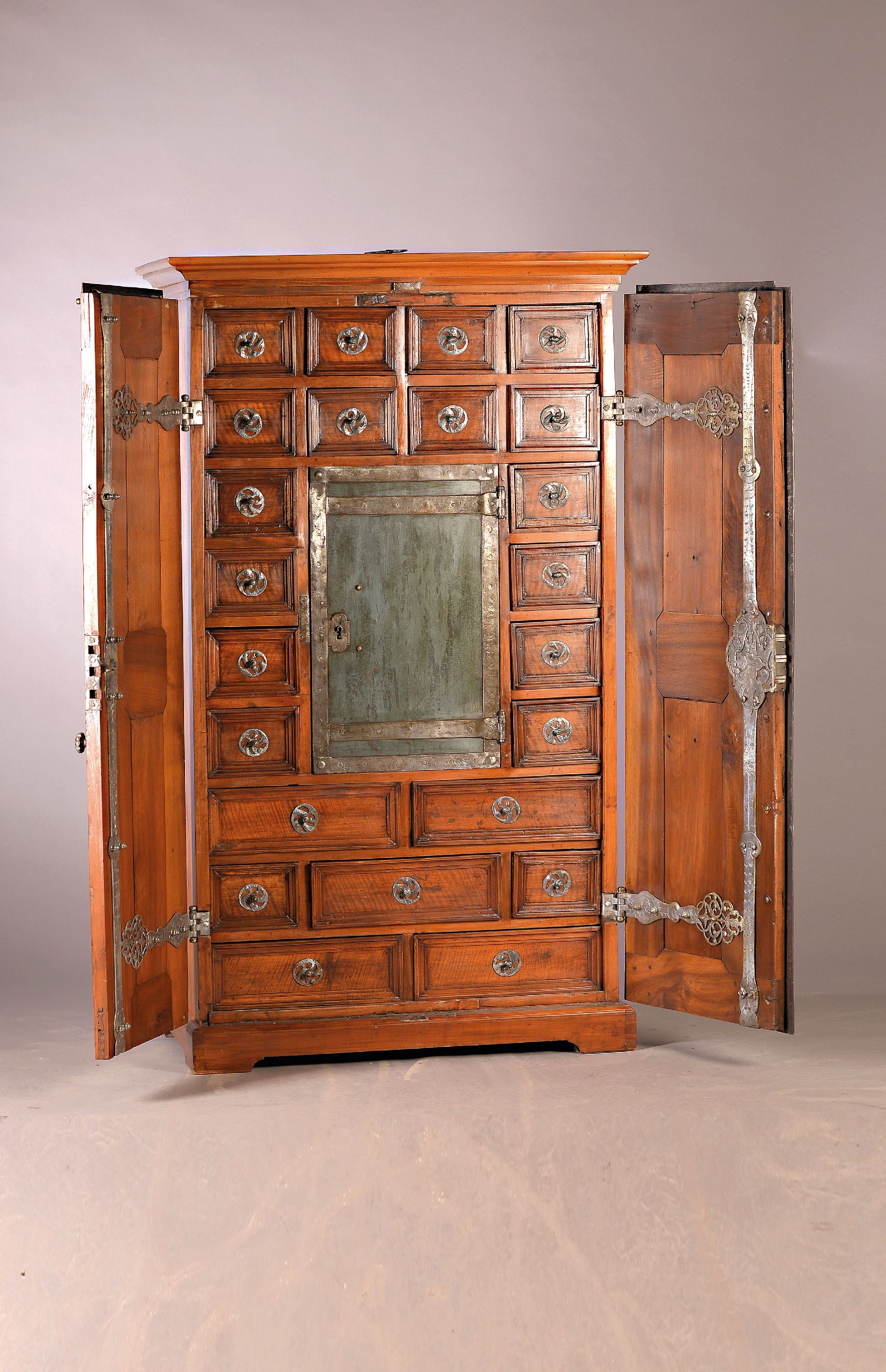 Detail a: Seltener Tresorschrank/Schubladenschrank süddeutsch, 18.u.19.Jh., Nussbaum massiv, Türen kassettiert, auf der Innenseite aufwendige ...