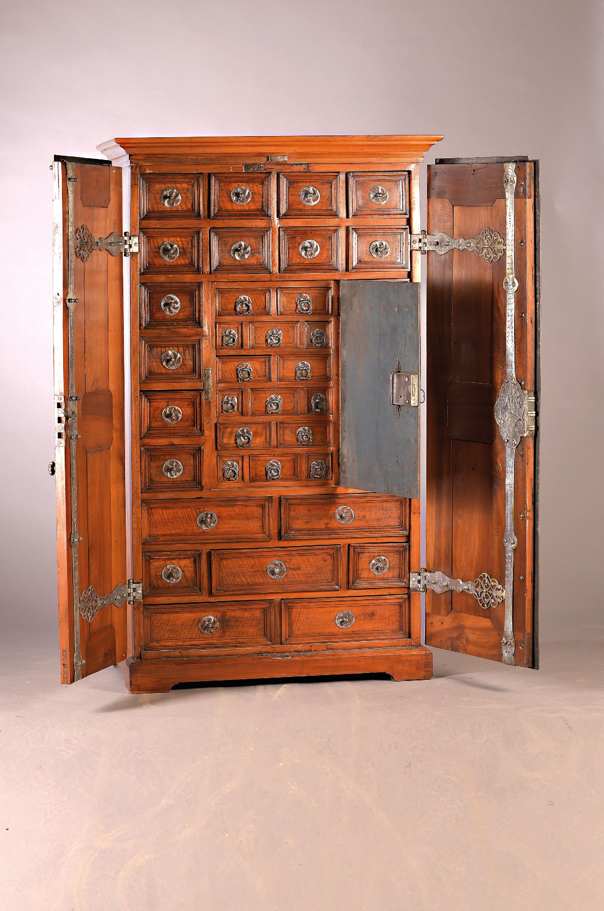 Detail b: Seltener Tresorschrank/Schubladenschrank süddeutsch, 18.u.19.Jh., Nussbaum massiv, Türen kassettiert, auf der Innenseite aufwendige ...