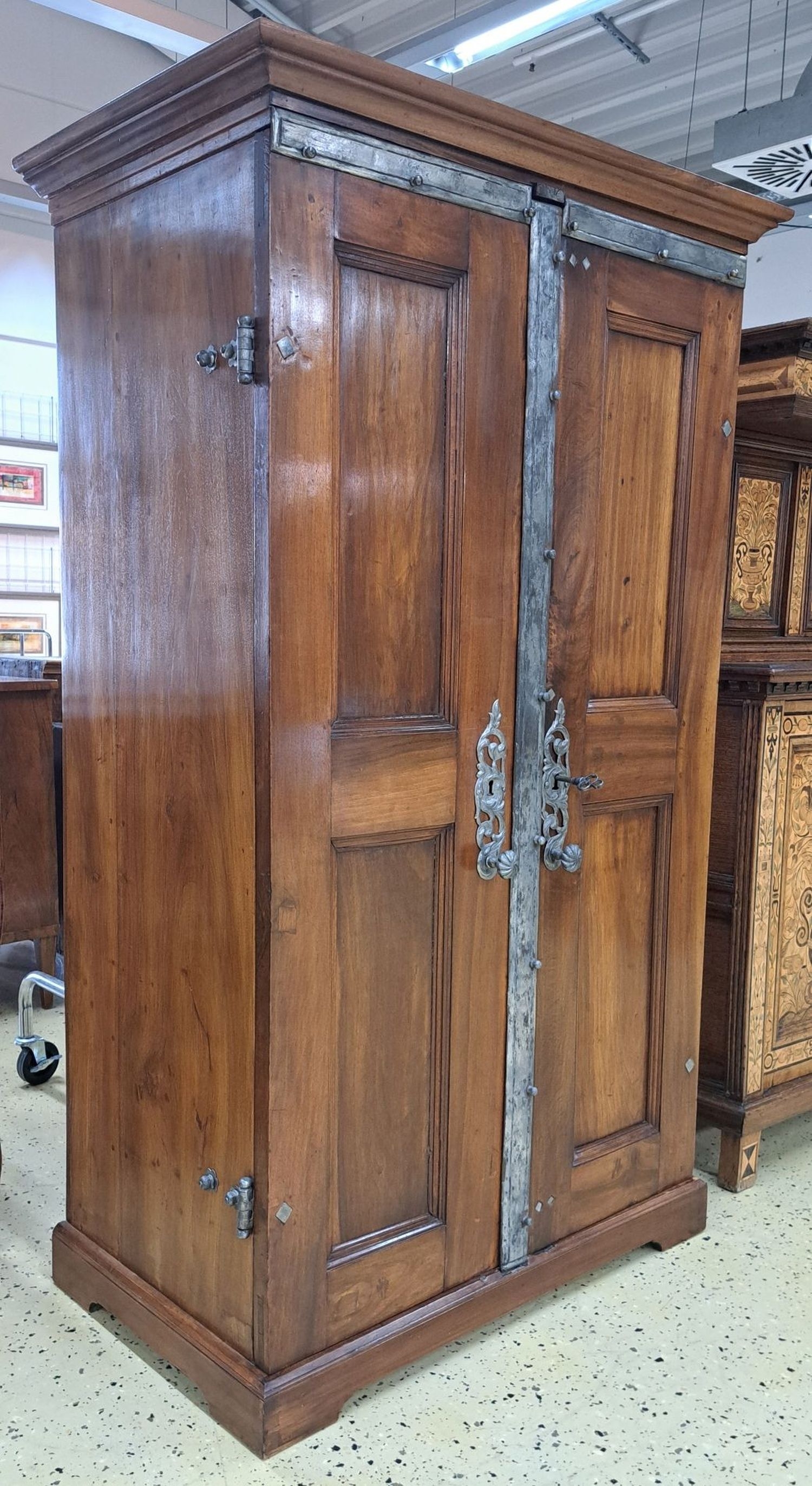 Detail c: Seltener Tresorschrank/Schubladenschrank süddeutsch, 18.u.19.Jh., Nussbaum massiv, Türen kassettiert, auf der Innenseite aufwendige ...
