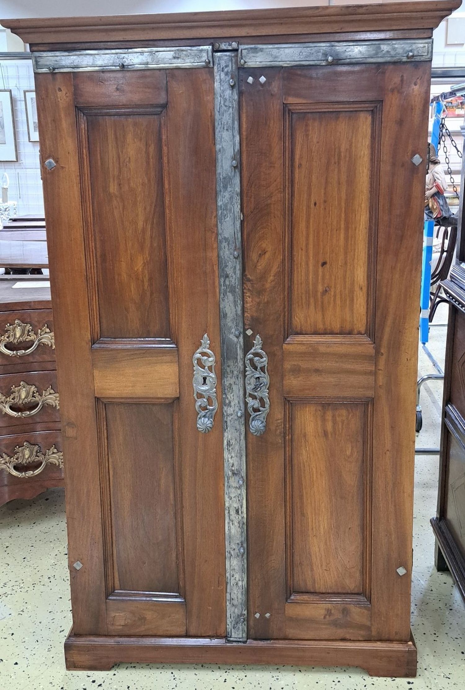 Detail d: Seltener Tresorschrank/Schubladenschrank süddeutsch, 18.u.19.Jh., Nussbaum massiv, Türen kassettiert, auf der Innenseite aufwendige ...