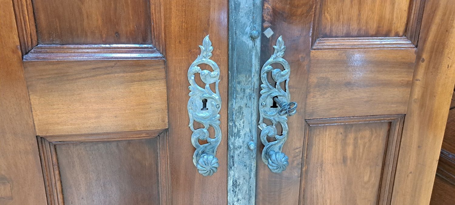Detail e: Seltener Tresorschrank/Schubladenschrank süddeutsch, 18.u.19.Jh., Nussbaum massiv, Türen kassettiert, auf der Innenseite aufwendige ...