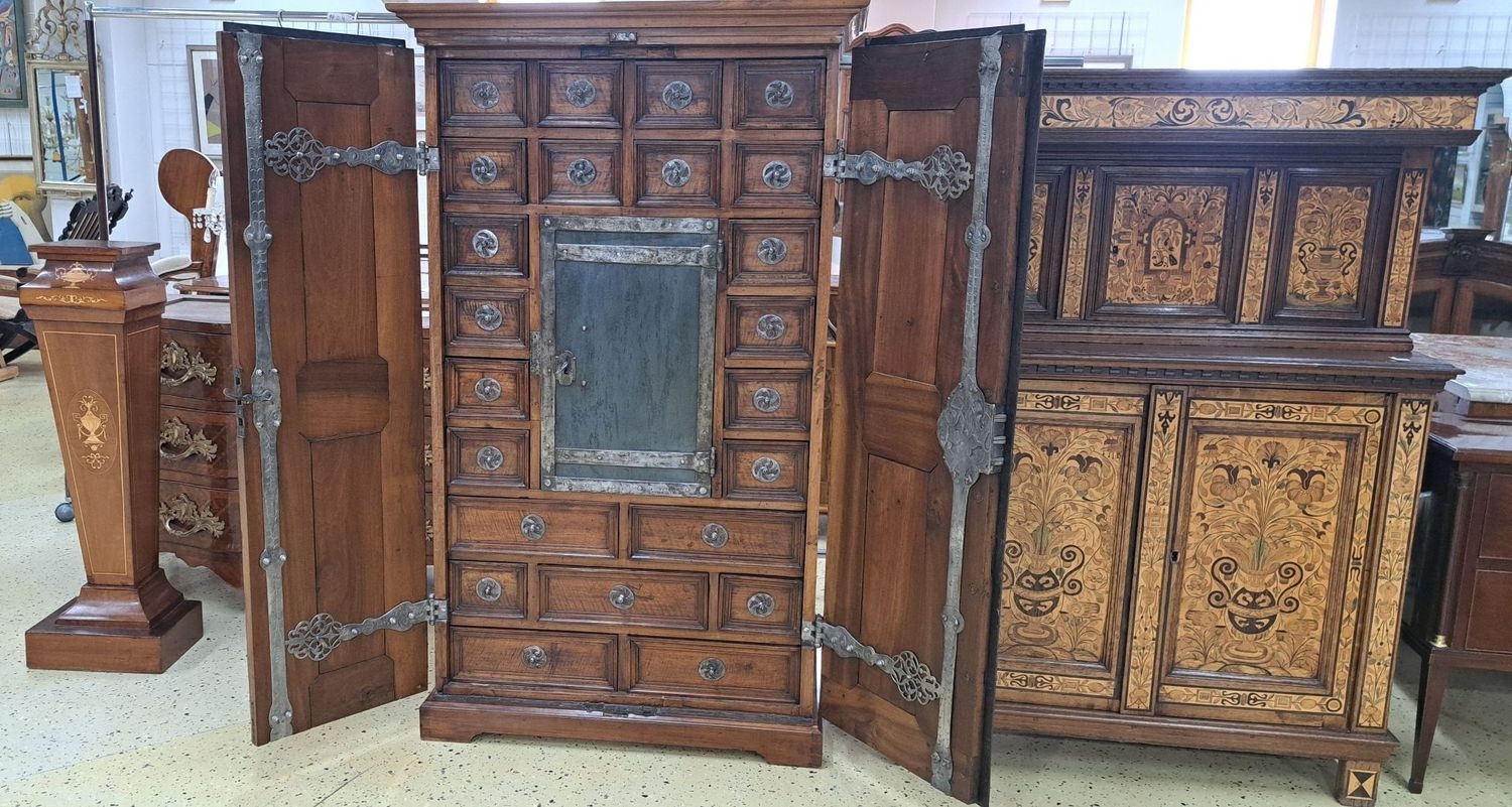 Detail f: Seltener Tresorschrank/Schubladenschrank süddeutsch, 18.u.19.Jh., Nussbaum massiv, Türen kassettiert, auf der Innenseite aufwendige ...