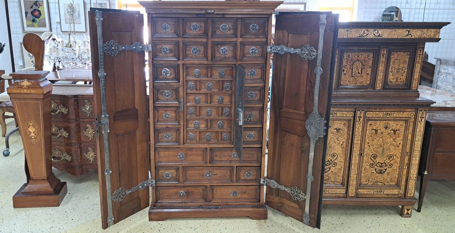Detail g: Seltener Tresorschrank/Schubladenschrank süddeutsch, 18.u.19.Jh., Nussbaum massiv, Türen kassettiert, auf der Innenseite aufwendige ...