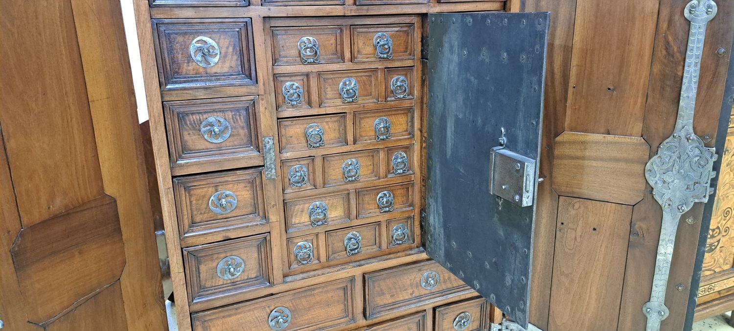Detail h: Seltener Tresorschrank/Schubladenschrank süddeutsch, 18.u.19.Jh., Nussbaum massiv, Türen kassettiert, auf der Innenseite aufwendige ...