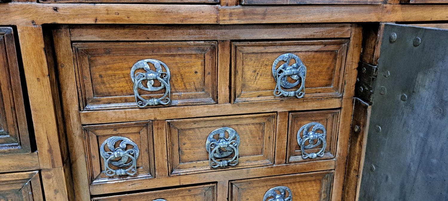 Detail i: Seltener Tresorschrank/Schubladenschrank süddeutsch, 18.u.19.Jh., Nussbaum massiv, Türen kassettiert, auf der Innenseite aufwendige ...