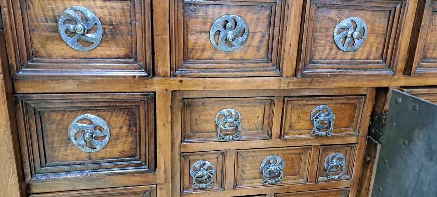 Detail j: Seltener Tresorschrank/Schubladenschrank süddeutsch, 18.u.19.Jh., Nussbaum massiv, Türen kassettiert, auf der Innenseite aufwendige ...
