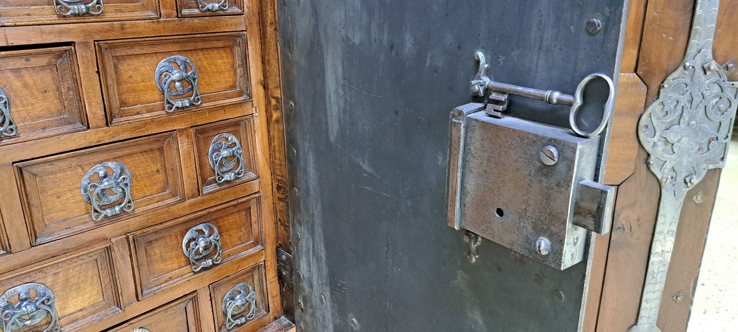 Detail k: Seltener Tresorschrank/Schubladenschrank süddeutsch, 18.u.19.Jh., Nussbaum massiv, Türen kassettiert, auf der Innenseite aufwendige ...