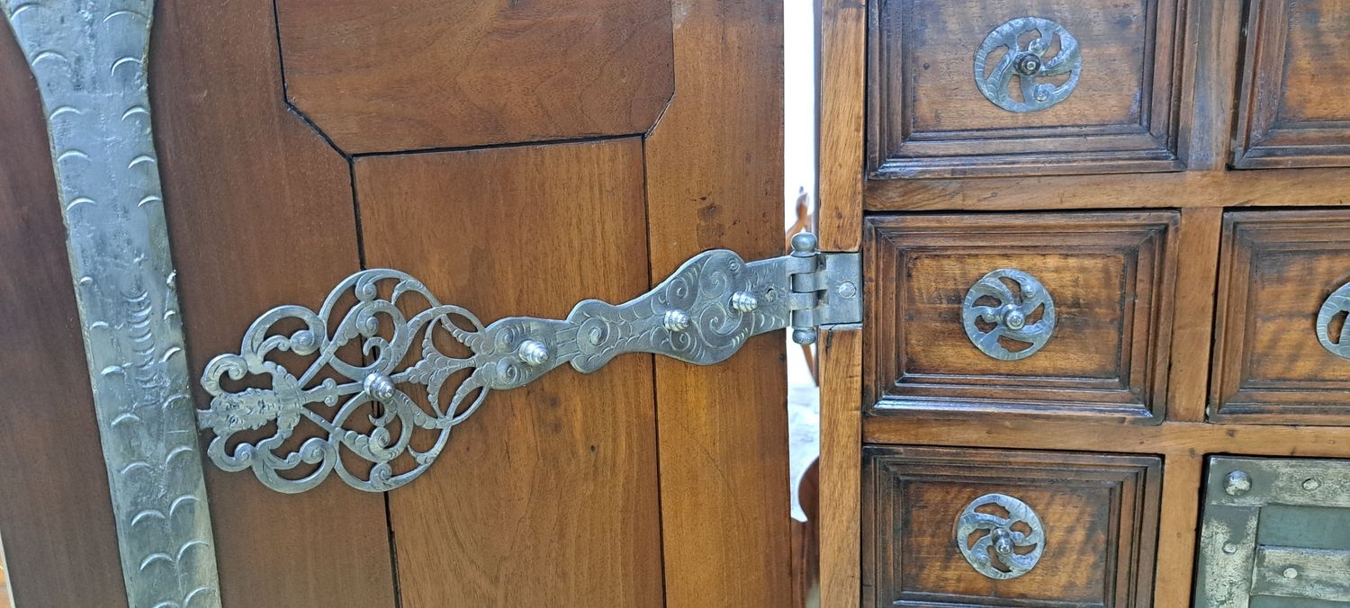 Detail l: Seltener Tresorschrank/Schubladenschrank süddeutsch, 18.u.19.Jh., Nussbaum massiv, Türen kassettiert, auf der Innenseite aufwendige ...