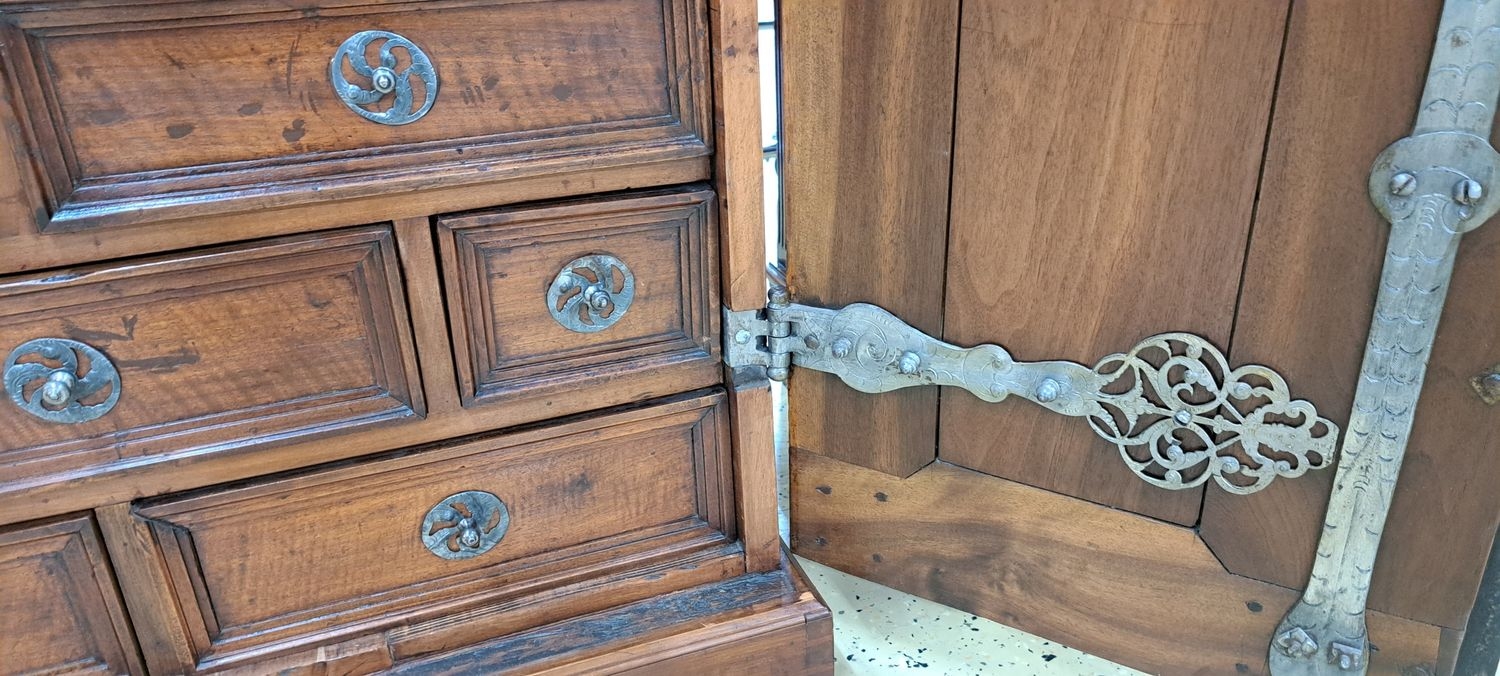 Detail m: Seltener Tresorschrank/Schubladenschrank süddeutsch, 18.u.19.Jh., Nussbaum massiv, Türen kassettiert, auf der Innenseite aufwendige ...