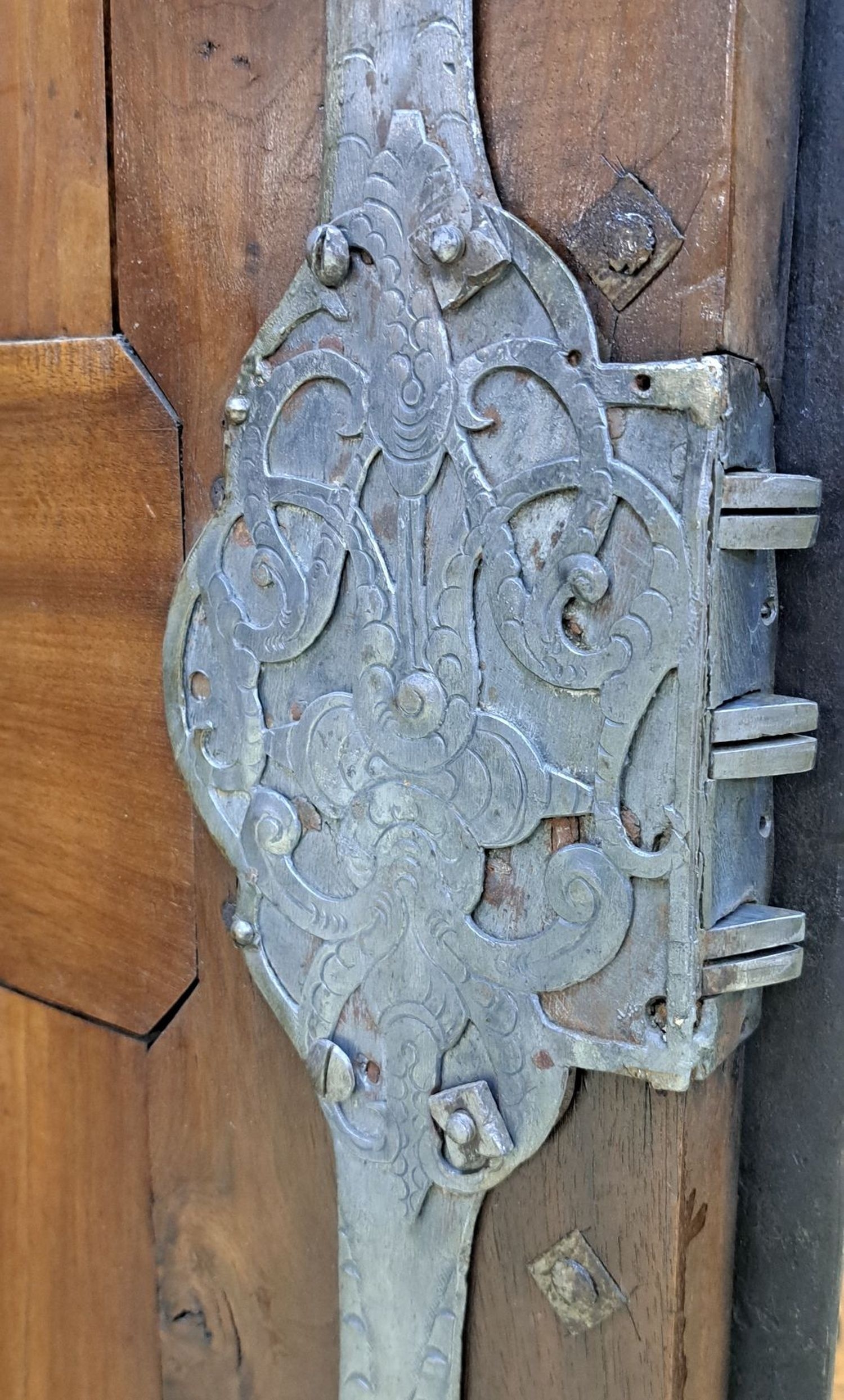 Detail n: Seltener Tresorschrank/Schubladenschrank süddeutsch, 18.u.19.Jh., Nussbaum massiv, Türen kassettiert, auf der Innenseite aufwendige ...