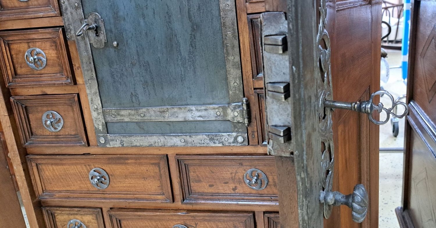 Detail o: Seltener Tresorschrank/Schubladenschrank süddeutsch, 18.u.19.Jh., Nussbaum massiv, Türen kassettiert, auf der Innenseite aufwendige ...