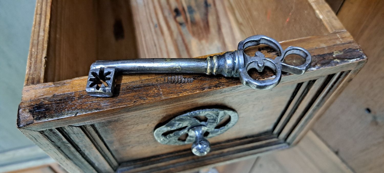 Detail p: Seltener Tresorschrank/Schubladenschrank süddeutsch, 18.u.19.Jh., Nussbaum massiv, Türen kassettiert, auf der Innenseite aufwendige ...