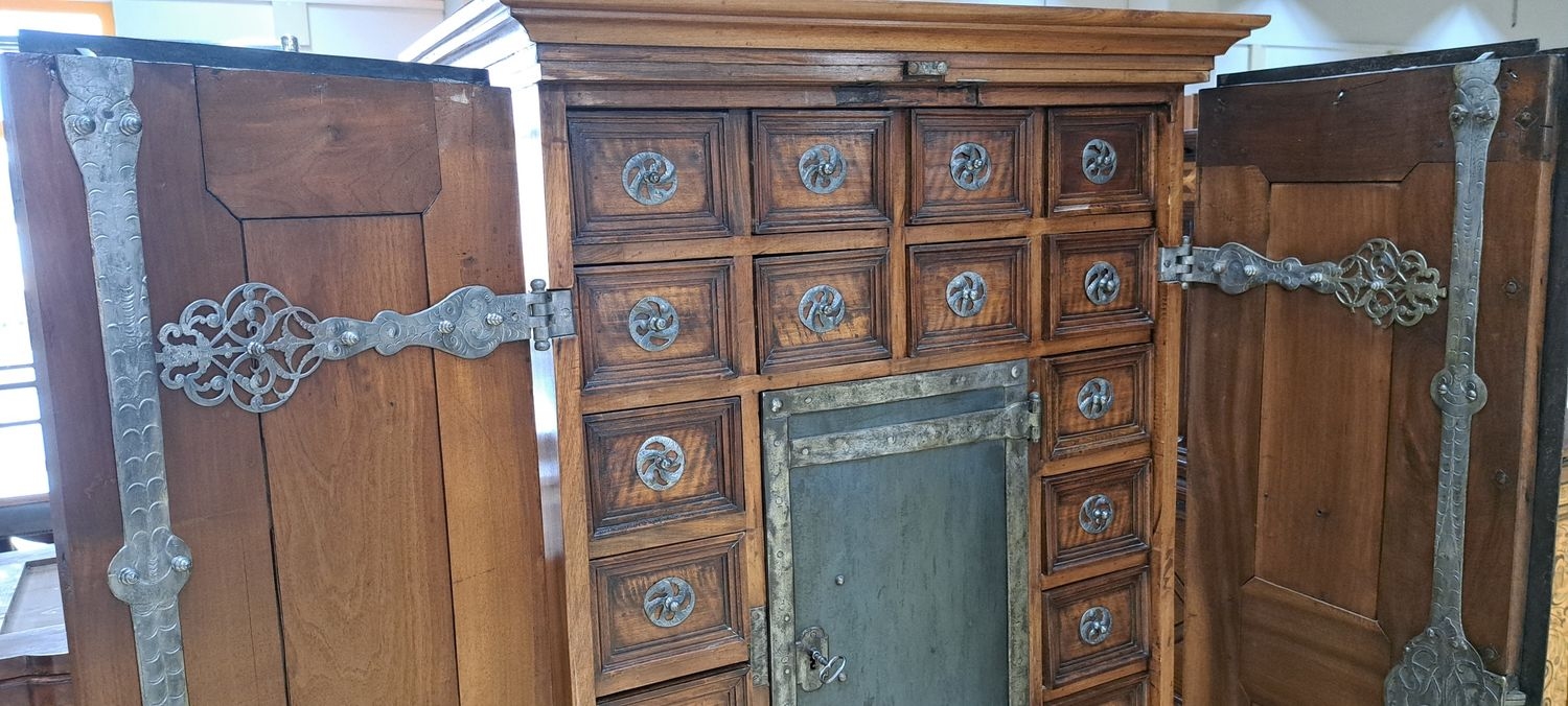 Detail q: Seltener Tresorschrank/Schubladenschrank süddeutsch, 18.u.19.Jh., Nussbaum massiv, Türen kassettiert, auf der Innenseite aufwendige ...