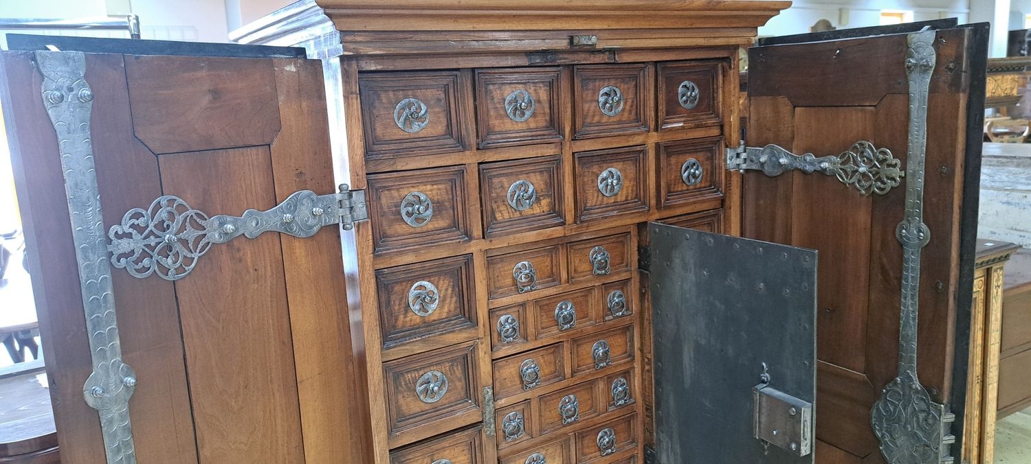Detail r: Seltener Tresorschrank/Schubladenschrank süddeutsch, 18.u.19.Jh., Nussbaum massiv, Türen kassettiert, auf der Innenseite aufwendige ...
