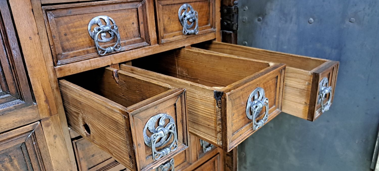 Detail s: Seltener Tresorschrank/Schubladenschrank süddeutsch, 18.u.19.Jh., Nussbaum massiv, Türen kassettiert, auf der Innenseite aufwendige ...