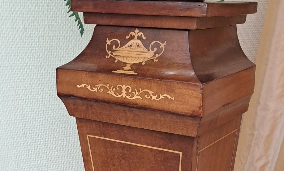 Detail a: Biedermeier-Säule, norddeutsch, um 1830, Mahagonifurnier, aufwendig intarsiert mit Urnengefäss, Fadenintarsien aus Ahorn, Schellack poliert, H. ca. ...