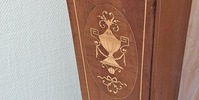 Detail b: Biedermeier-Säule, norddeutsch, um 1830, Mahagonifurnier, aufwendig intarsiert mit Urnengefäss, Fadenintarsien aus Ahorn, Schellack poliert, H. ca. ...