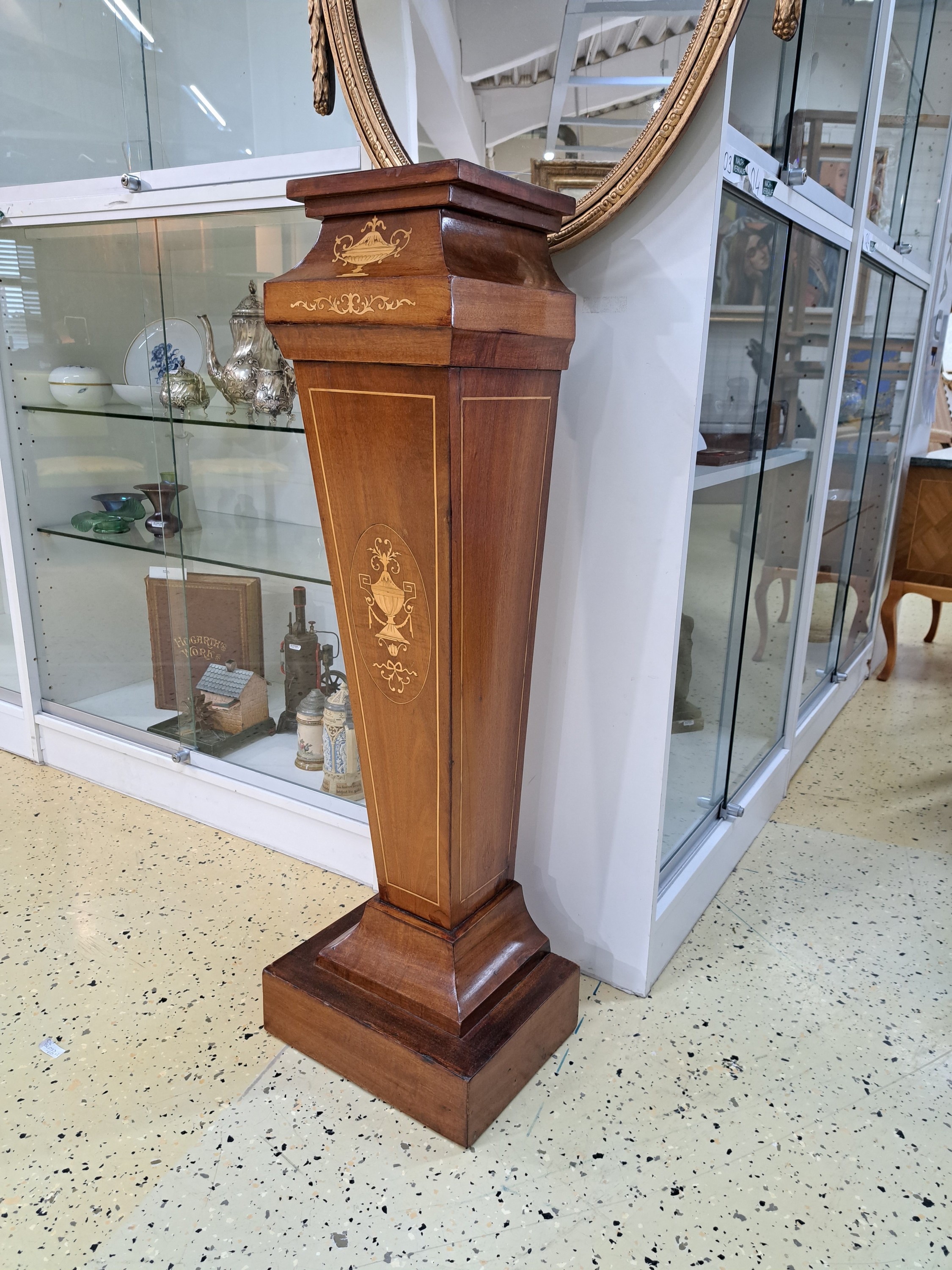 Detail c: Biedermeier-Säule, norddeutsch, um 1830, Mahagonifurnier, aufwendig intarsiert mit Urnengefäss, Fadenintarsien aus Ahorn, Schellack poliert, H. ca. ...