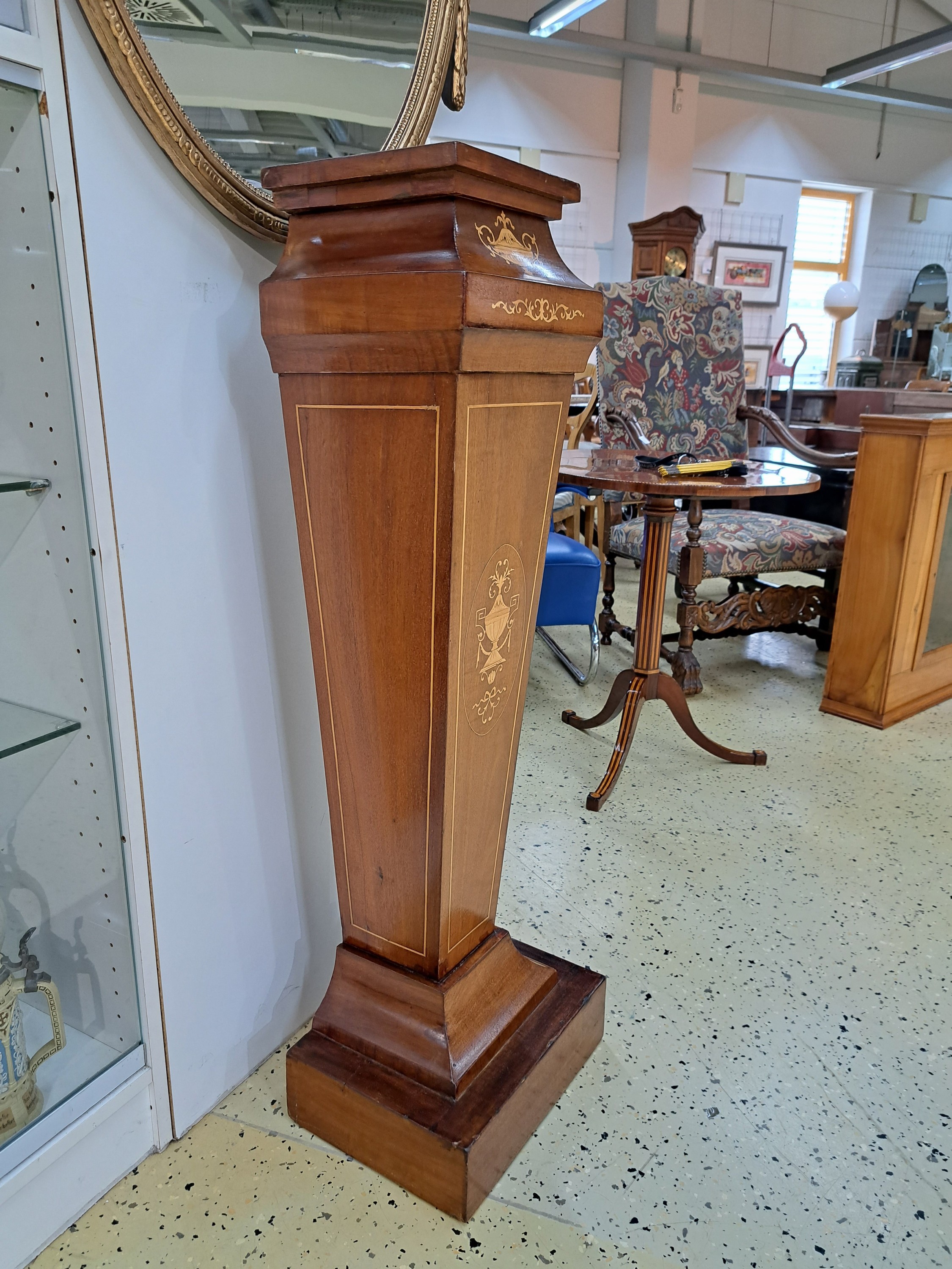 Detail e: Biedermeier-Säule, norddeutsch, um 1830, Mahagonifurnier, aufwendig intarsiert mit Urnengefäss, Fadenintarsien aus Ahorn, Schellack poliert, H. ca. ...