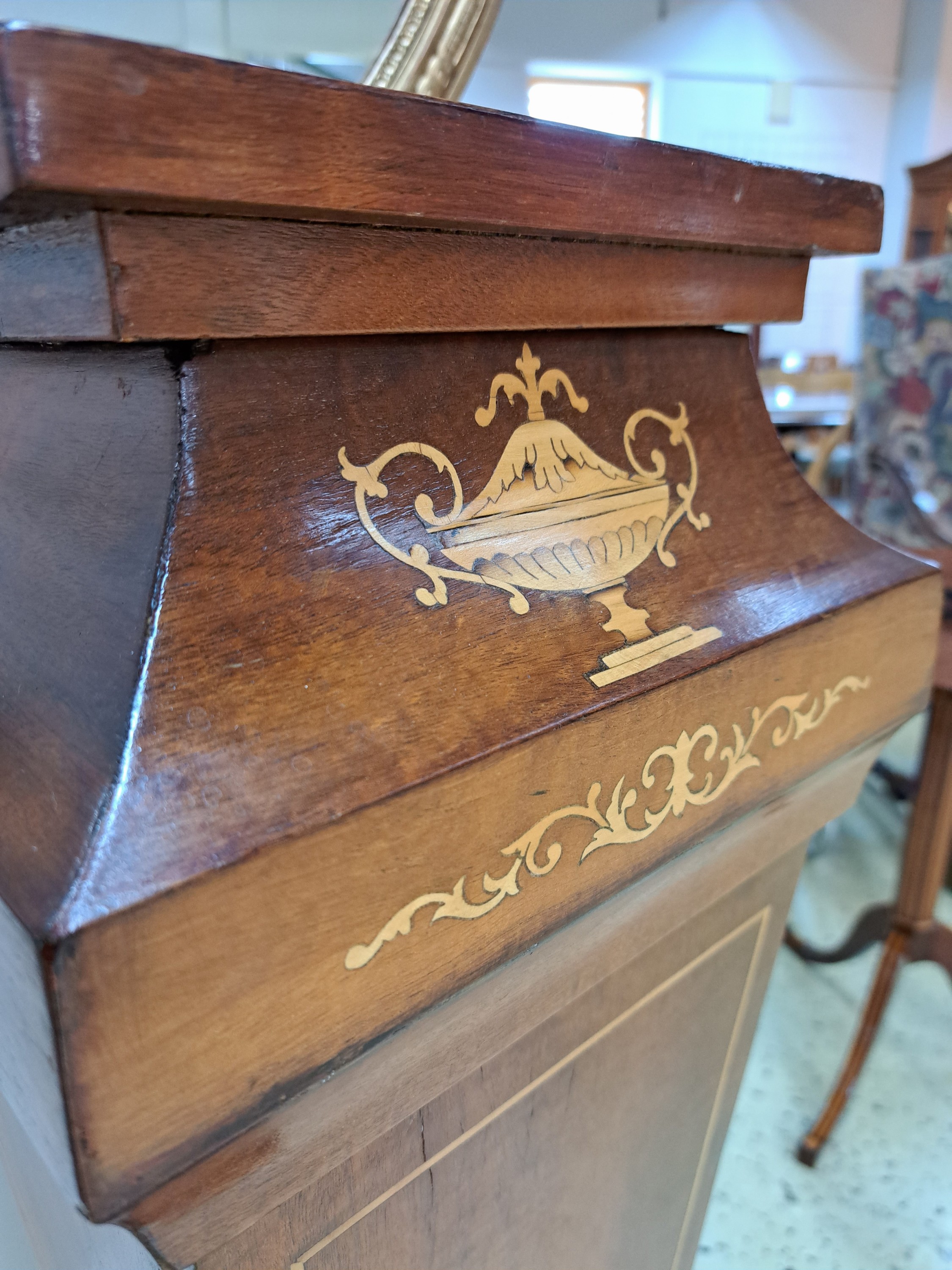 Detail f: Biedermeier-Säule, norddeutsch, um 1830, Mahagonifurnier, aufwendig intarsiert mit Urnengefäss, Fadenintarsien aus Ahorn, Schellack poliert, H. ca. ...