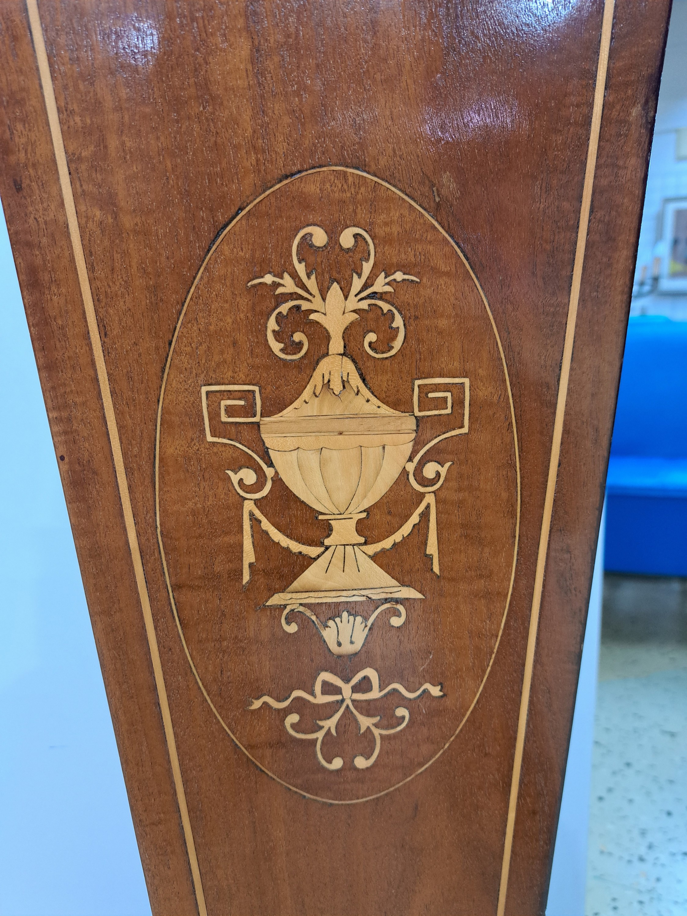 Detail g: Biedermeier-Säule, norddeutsch, um 1830, Mahagonifurnier, aufwendig intarsiert mit Urnengefäss, Fadenintarsien aus Ahorn, Schellack poliert, H. ca. ...