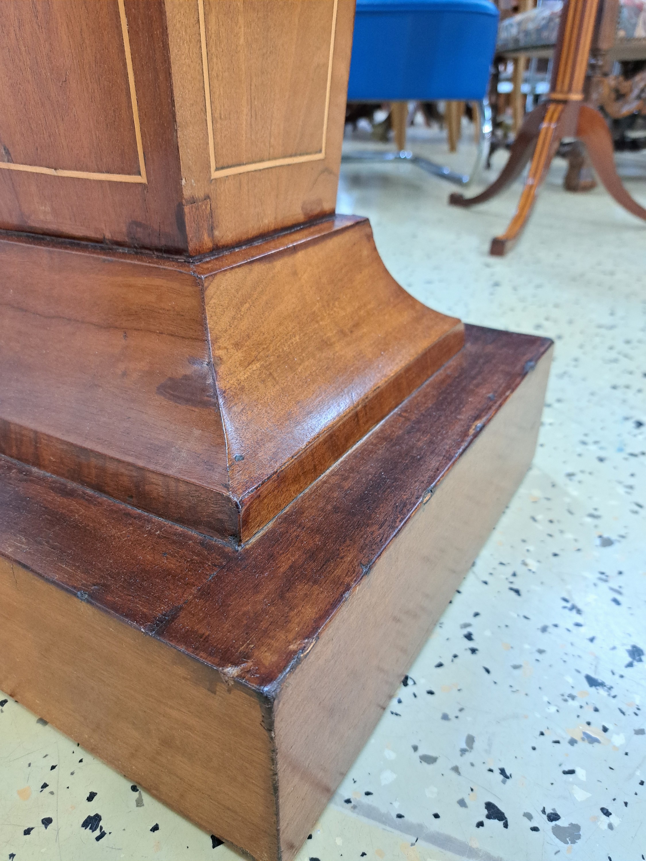 Detail i: Biedermeier-Säule, norddeutsch, um 1830, Mahagonifurnier, aufwendig intarsiert mit Urnengefäss, Fadenintarsien aus Ahorn, Schellack poliert, H. ca. ...