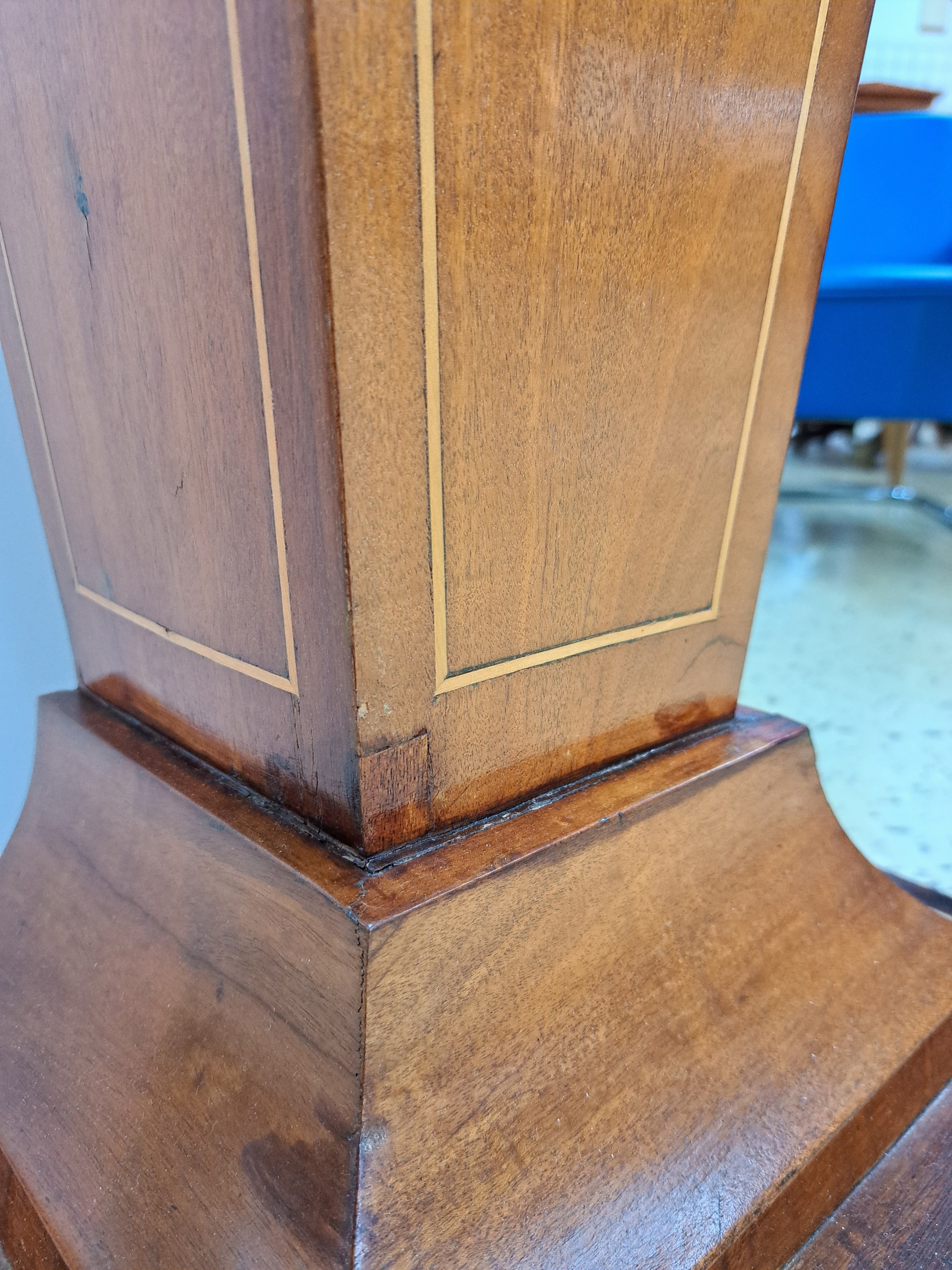Detail j: Biedermeier-Säule, norddeutsch, um 1830, Mahagonifurnier, aufwendig intarsiert mit Urnengefäss, Fadenintarsien aus Ahorn, Schellack poliert, H. ca. ...