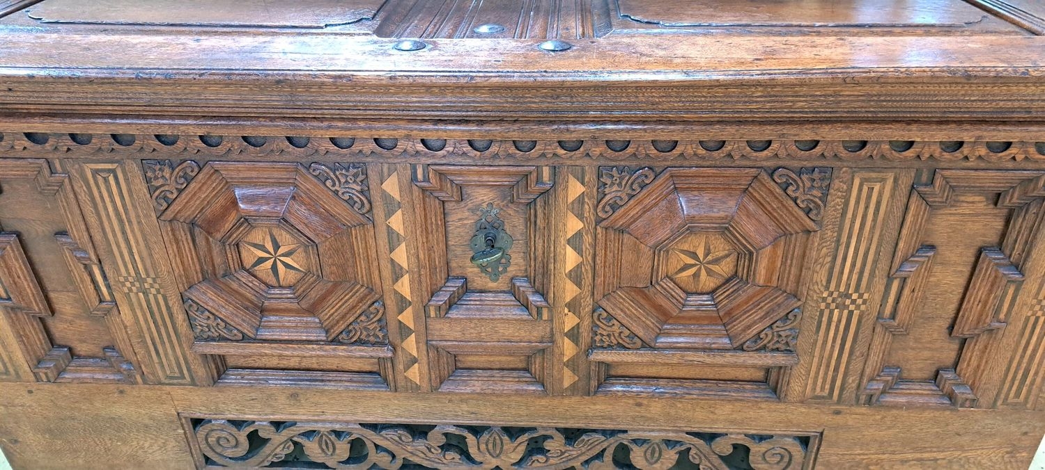Detail d: Marburger Hochzeitstruhe, um 1780, Eiche massiv, Front, Seiten und Deckel aufwendig kassettiert, Front mit eingelegten Stern- und Filetbändern ...
