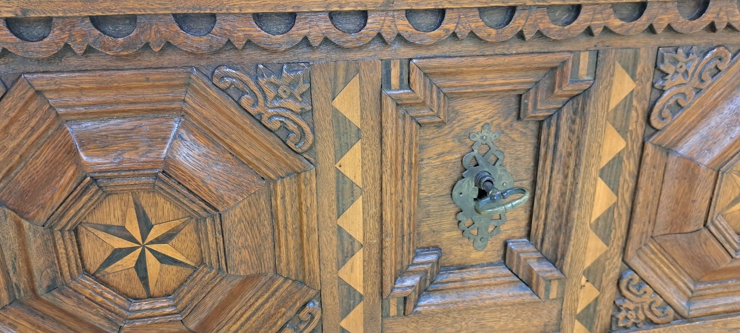 Detail e: Marburger Hochzeitstruhe, um 1780, Eiche massiv, Front, Seiten und Deckel aufwendig kassettiert, Front mit eingelegten Stern- und Filetbändern ...