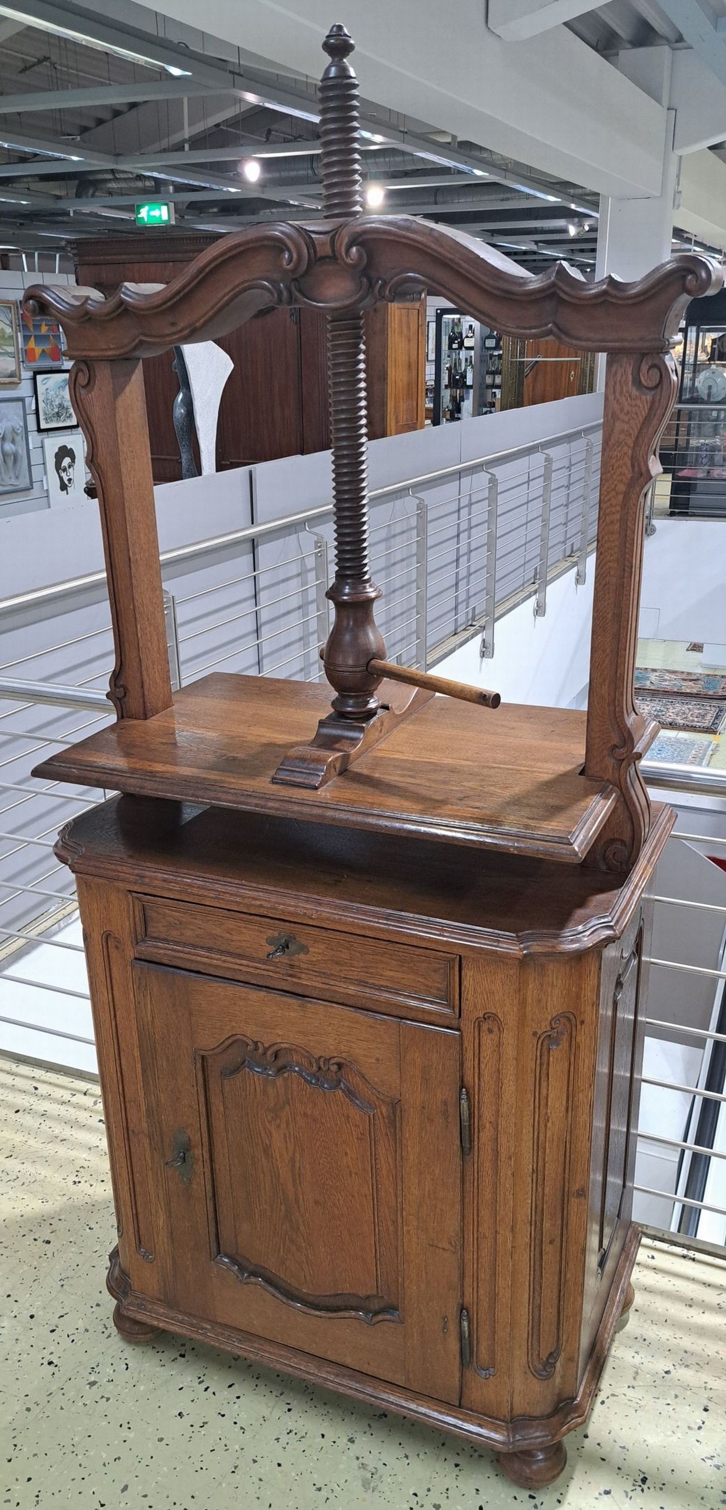 Detail a: Kleiner Barockschrank mit Aufsatz, um 1760, Eiche massiv, eintüriger Korpus mit Schublade, Kanten geschweift, Türen und Seiten kassettiert und ...