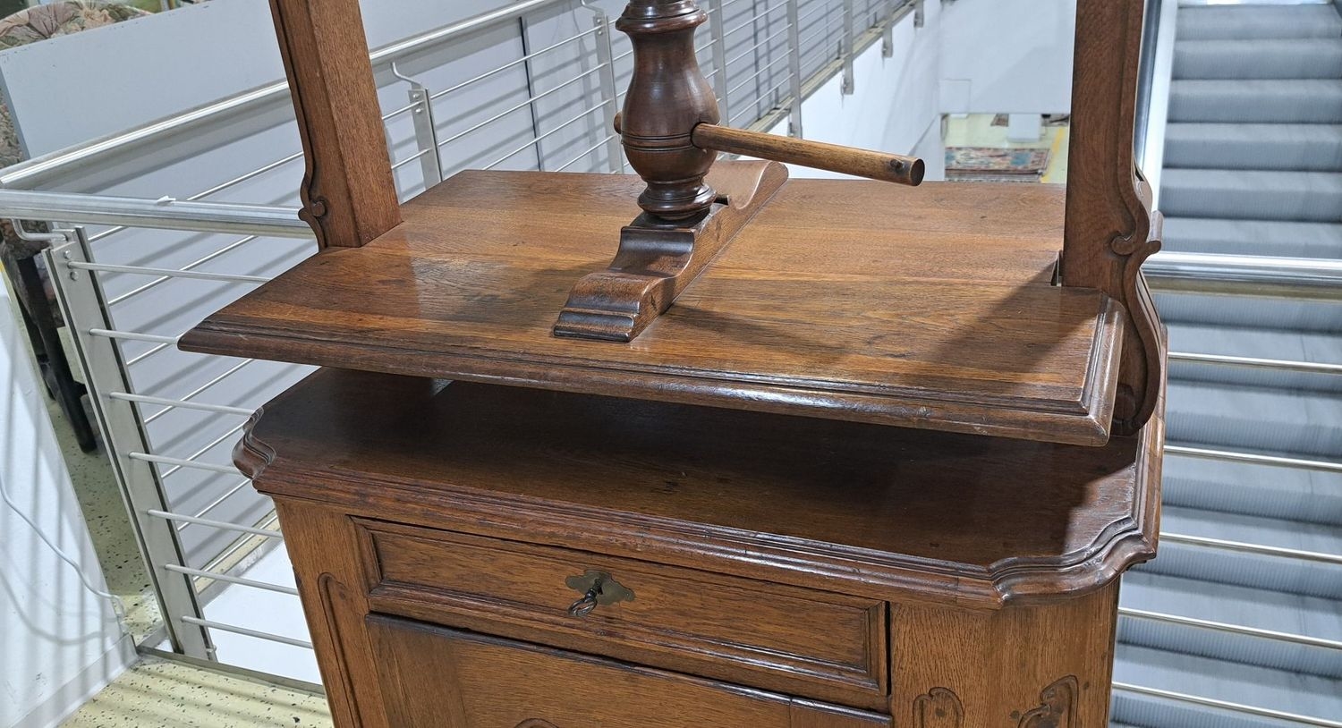 Detail c: Kleiner Barockschrank mit Aufsatz, um 1760, Eiche massiv, eintüriger Korpus mit Schublade, Kanten geschweift, Türen und Seiten kassettiert und ...