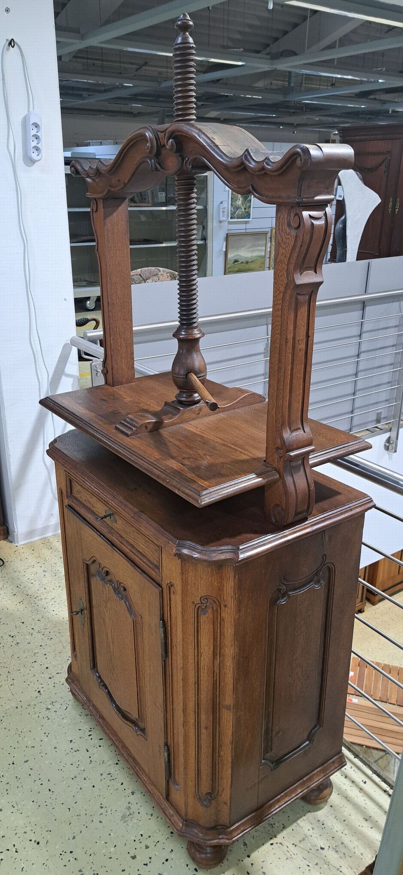 Detail d: Kleiner Barockschrank mit Aufsatz, um 1760, Eiche massiv, eintüriger Korpus mit Schublade, Kanten geschweift, Türen und Seiten kassettiert und ...