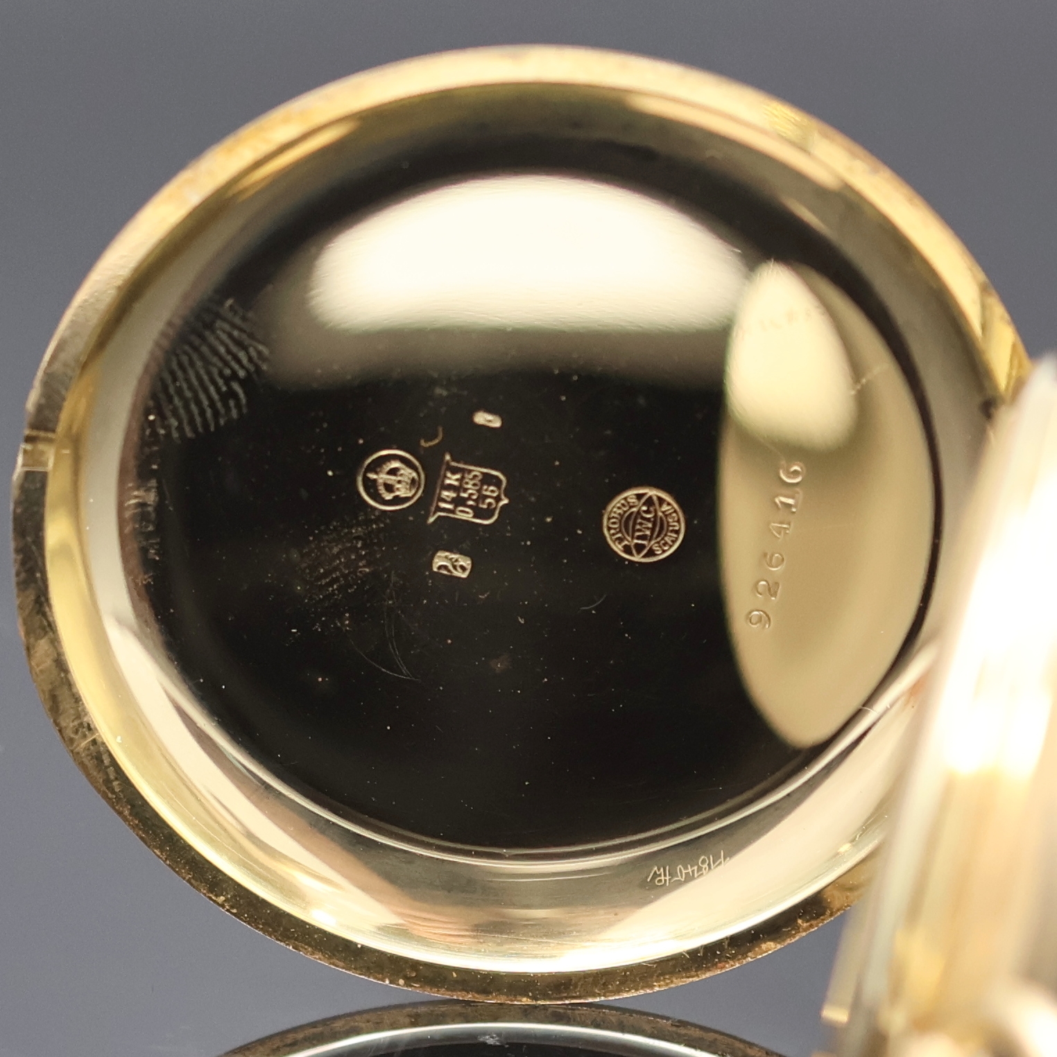 Detail d: IWC Savonette Herrentaschenuhr in GG 585/000, Schweiz um 1925, guill. 3-Deckel Goldgeh., Sprungdeckel im Zentrum m. Schmuckgrav. HS, gold. Zifferbl. ...