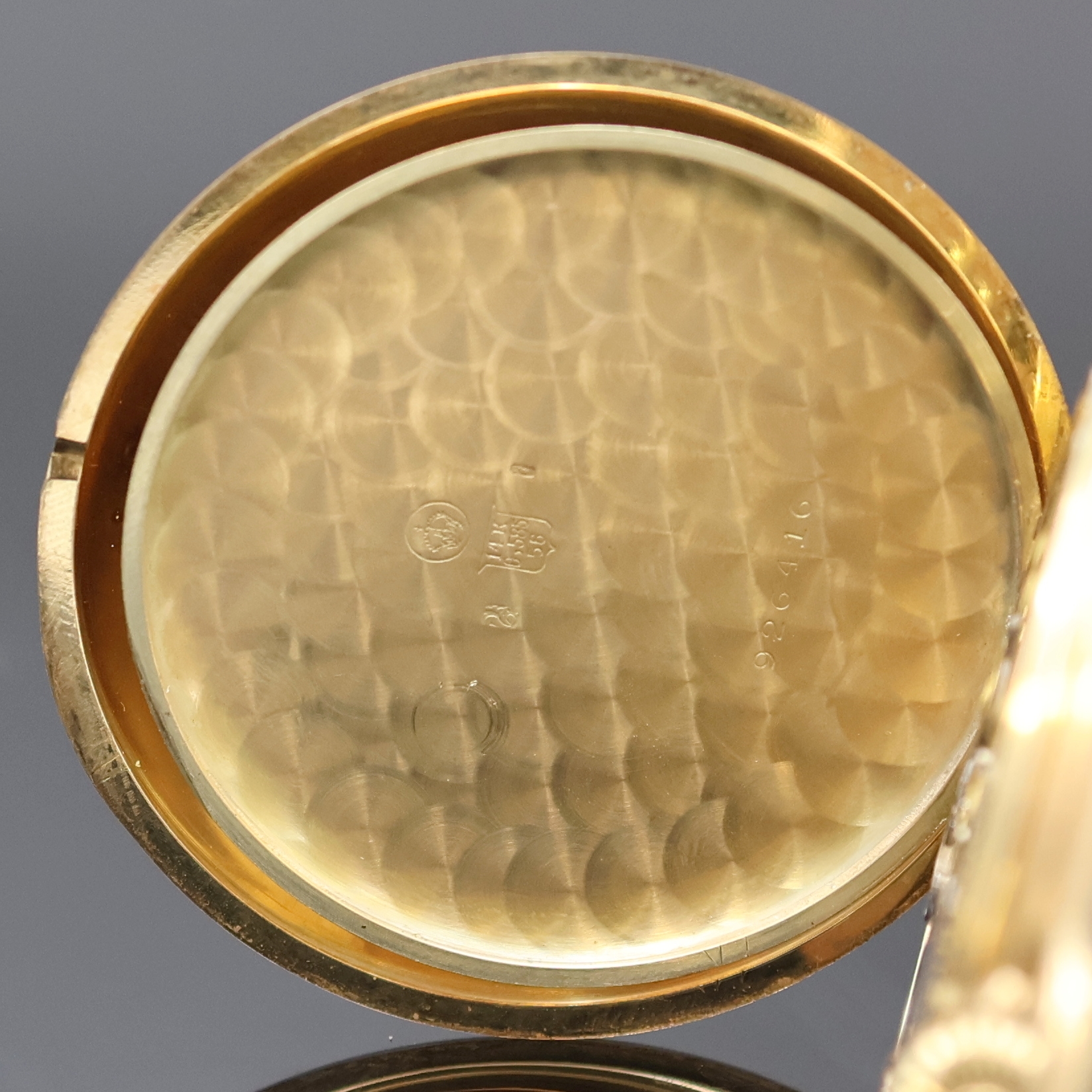 Detail e: IWC Savonette Herrentaschenuhr in GG 585/000, Schweiz um 1925, guill. 3-Deckel Goldgeh., Sprungdeckel im Zentrum m. Schmuckgrav. HS, gold. Zifferbl. ...