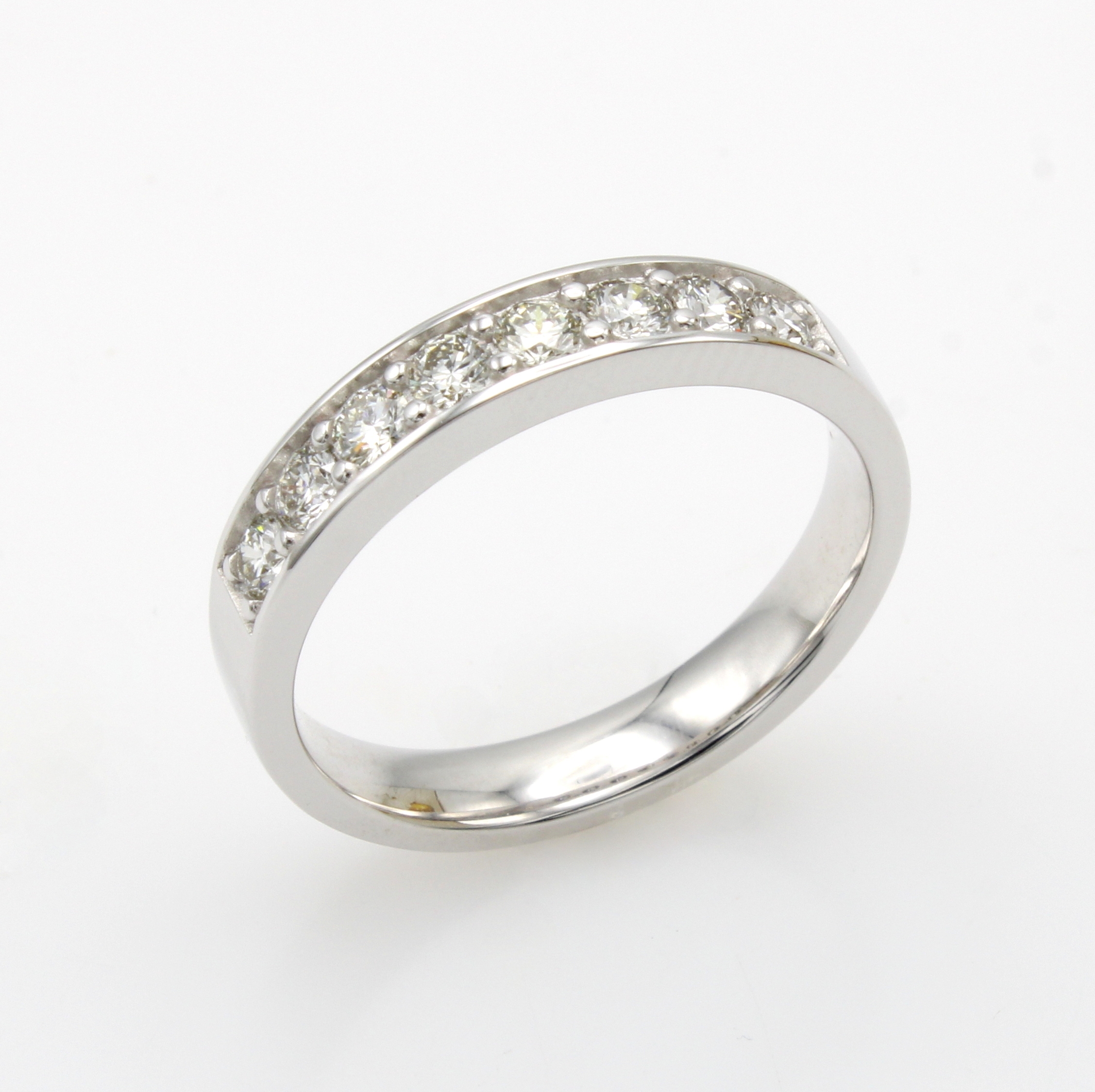 Image 26968845 - Ring mit Brillanten, WG 585/000, 8 Brill. zus. ca. 0.50 ct Weiß/si, RW ca. 56 ...