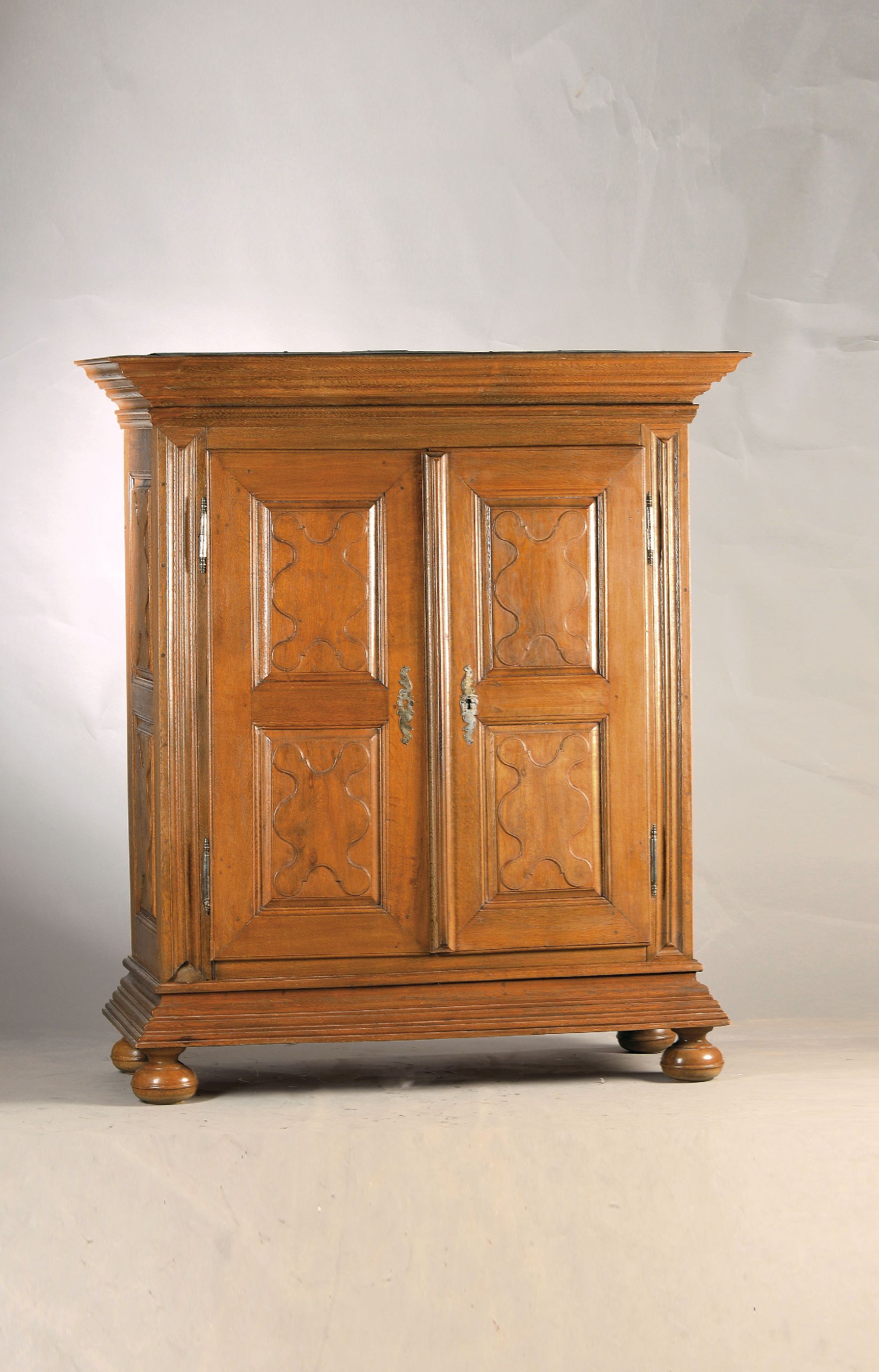 Image 26968848 - Barockschrank, 2.H. 18.Jh., Eiche massiv, zweitürig, Türen und Seite mit geschnitzten ...