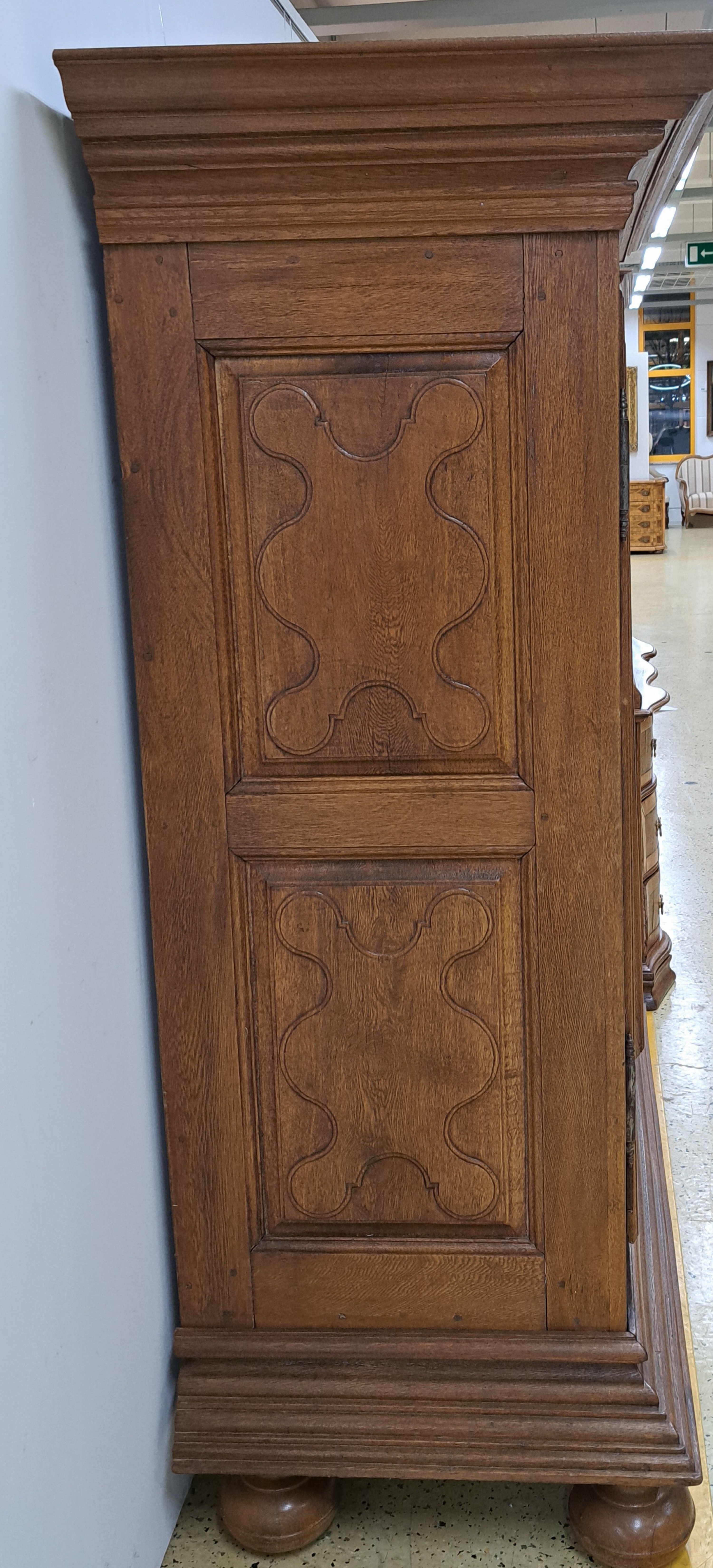 Detail b: Barockschrank, 2.H. 18.Jh., Eiche massiv, zweitürig, Türen und Seite mit geschnitzten Kassetten, kräftiges Gesims und ausladender Sockel, schönes ...