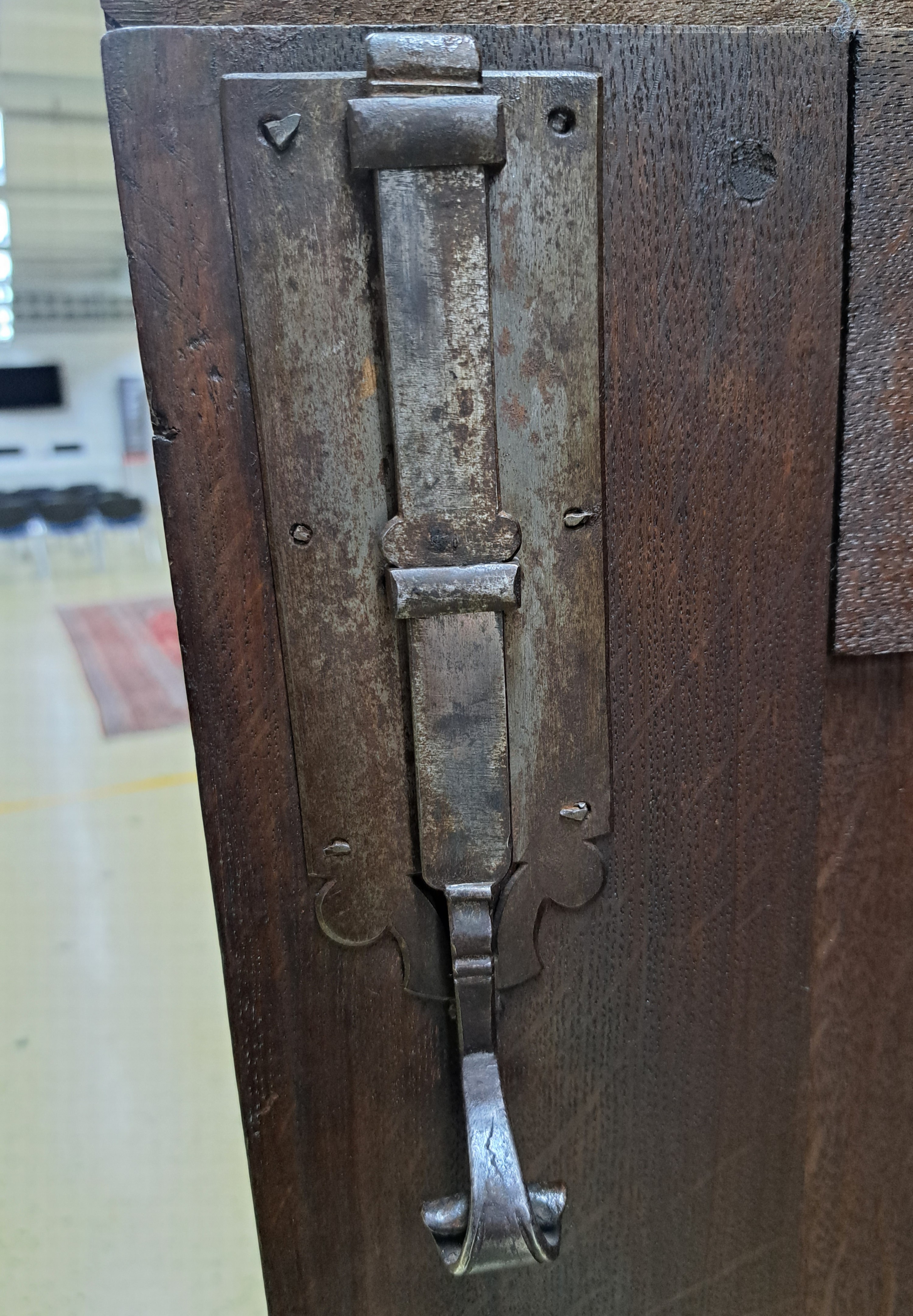 Detail c: Barockschrank, 2.H. 18.Jh., Eiche massiv, zweitürig, Türen und Seite mit geschnitzten Kassetten, kräftiges Gesims und ausladender Sockel, schönes ...