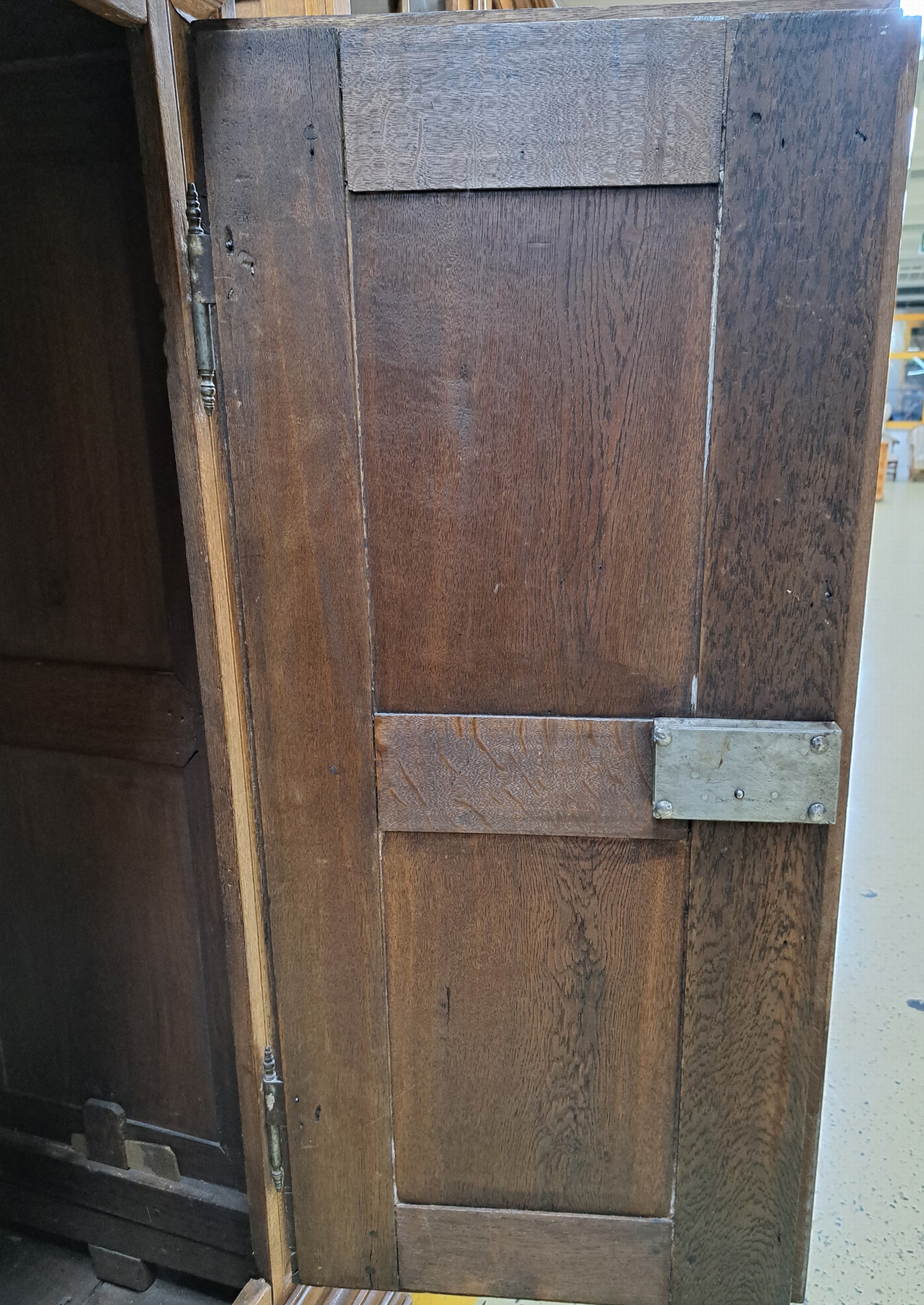 Detail d: Barockschrank, 2.H. 18.Jh., Eiche massiv, zweitürig, Türen und Seite mit geschnitzten Kassetten, kräftiges Gesims und ausladender Sockel, schönes ...