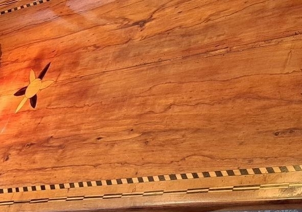 Detail a: Lange Tafel/Esstisch, um 1800, Obstholz massiv, mit Bandintarsien, schöner Patina, auf Kreuzgestell mit Verbindungssteg, Unterbau aus Eiche massiv, ...