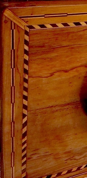 Detail b: Lange Tafel/Esstisch, um 1800, Obstholz massiv, mit Bandintarsien, schöner Patina, auf Kreuzgestell mit Verbindungssteg, Unterbau aus Eiche massiv, ...