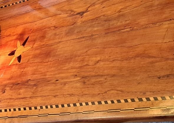 Detail c: Lange Tafel/Esstisch, um 1800, Obstholz massiv, mit Bandintarsien, schöner Patina, auf Kreuzgestell mit Verbindungssteg, Unterbau aus Eiche massiv, ...