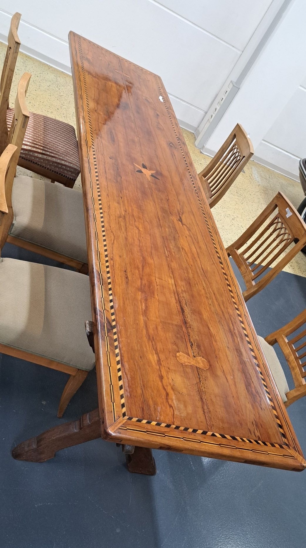 Detail d: Lange Tafel/Esstisch, um 1800, Obstholz massiv, mit Bandintarsien, schöner Patina, auf Kreuzgestell mit Verbindungssteg, Unterbau aus Eiche massiv, ...