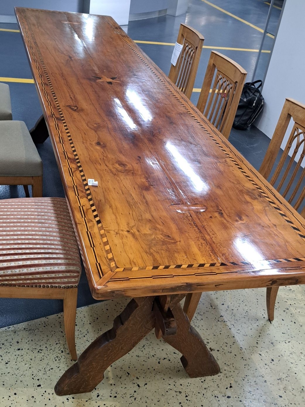 Detail e: Lange Tafel/Esstisch, um 1800, Obstholz massiv, mit Bandintarsien, schöner Patina, auf Kreuzgestell mit Verbindungssteg, Unterbau aus Eiche massiv, ...