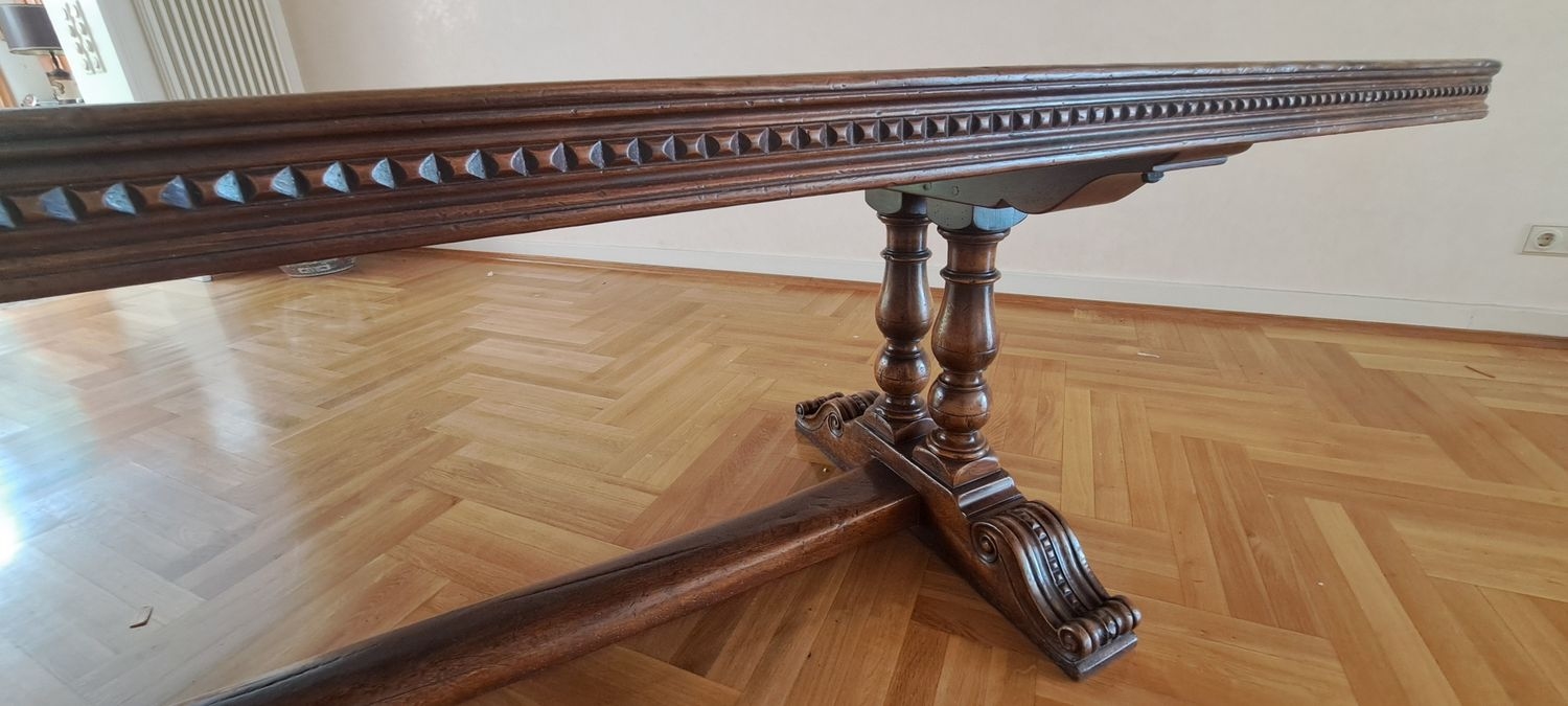 Detail d: Refektoriumstisch mit 10 Stühlen, wohl Italien, um 1900, Nußbaum massiv, Untergestell bestehend aus Balustersäulen, getragen von Querfuß mit ...