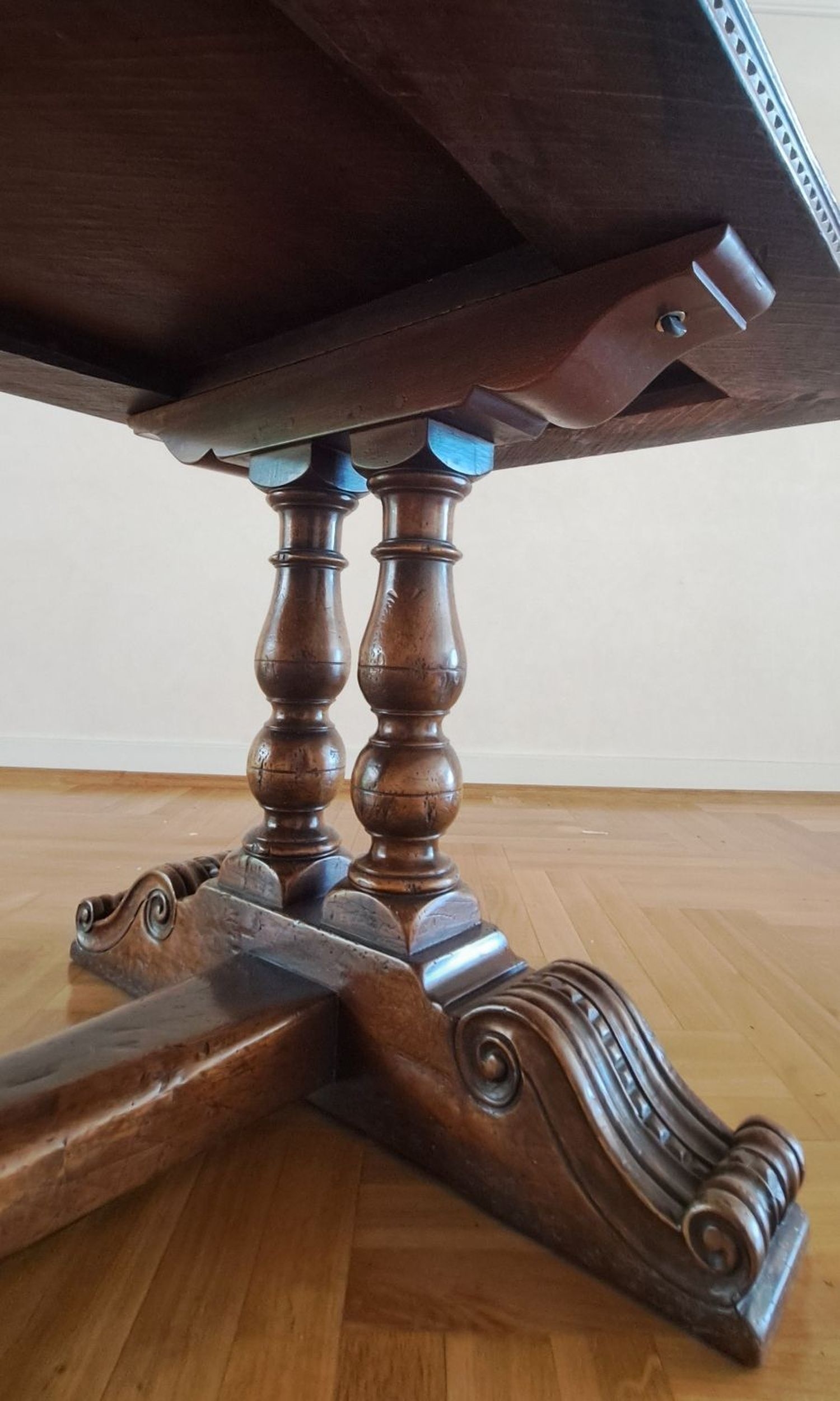 Detail e: Refektoriumstisch mit 10 Stühlen, wohl Italien, um 1900, Nußbaum massiv, Untergestell bestehend aus Balustersäulen, getragen von Querfuß mit ...