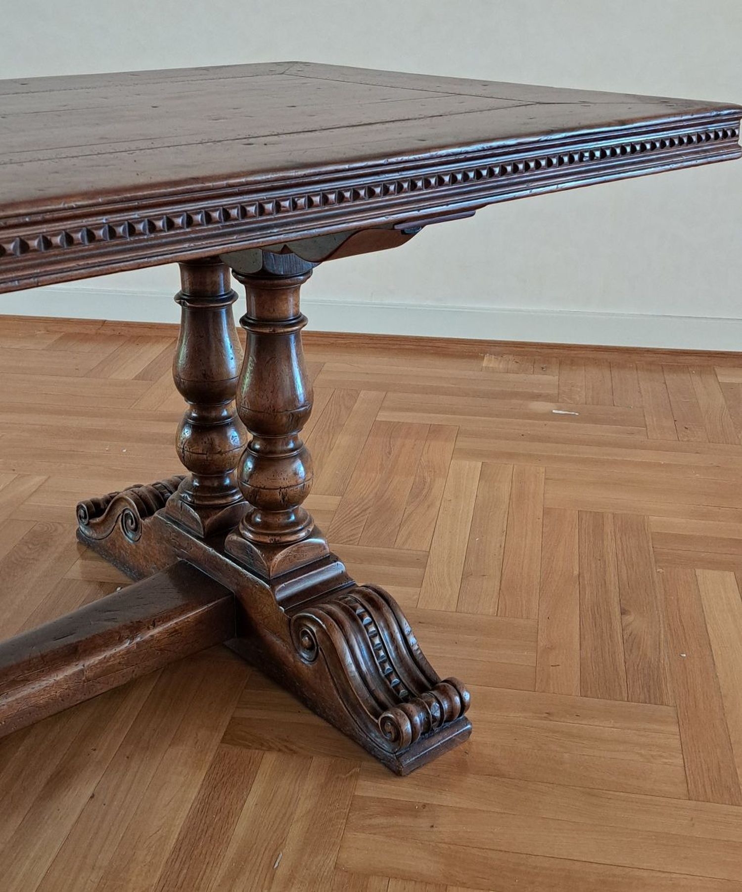 Detail f: Refektoriumstisch mit 10 Stühlen, wohl Italien, um 1900, Nußbaum massiv, Untergestell bestehend aus Balustersäulen, getragen von Querfuß mit ...
