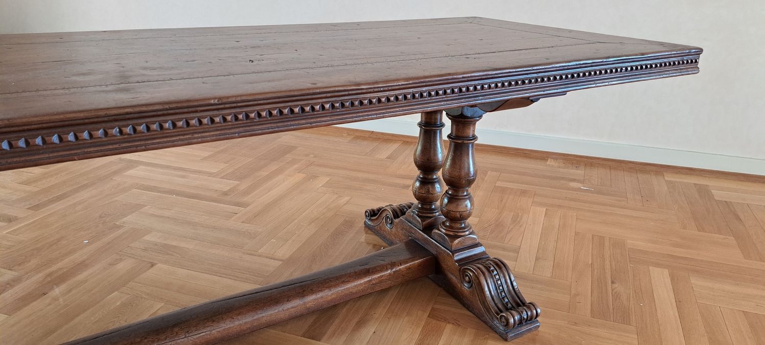 Detail g: Refektoriumstisch mit 10 Stühlen, wohl Italien, um 1900, Nußbaum massiv, Untergestell bestehend aus Balustersäulen, getragen von Querfuß mit ...