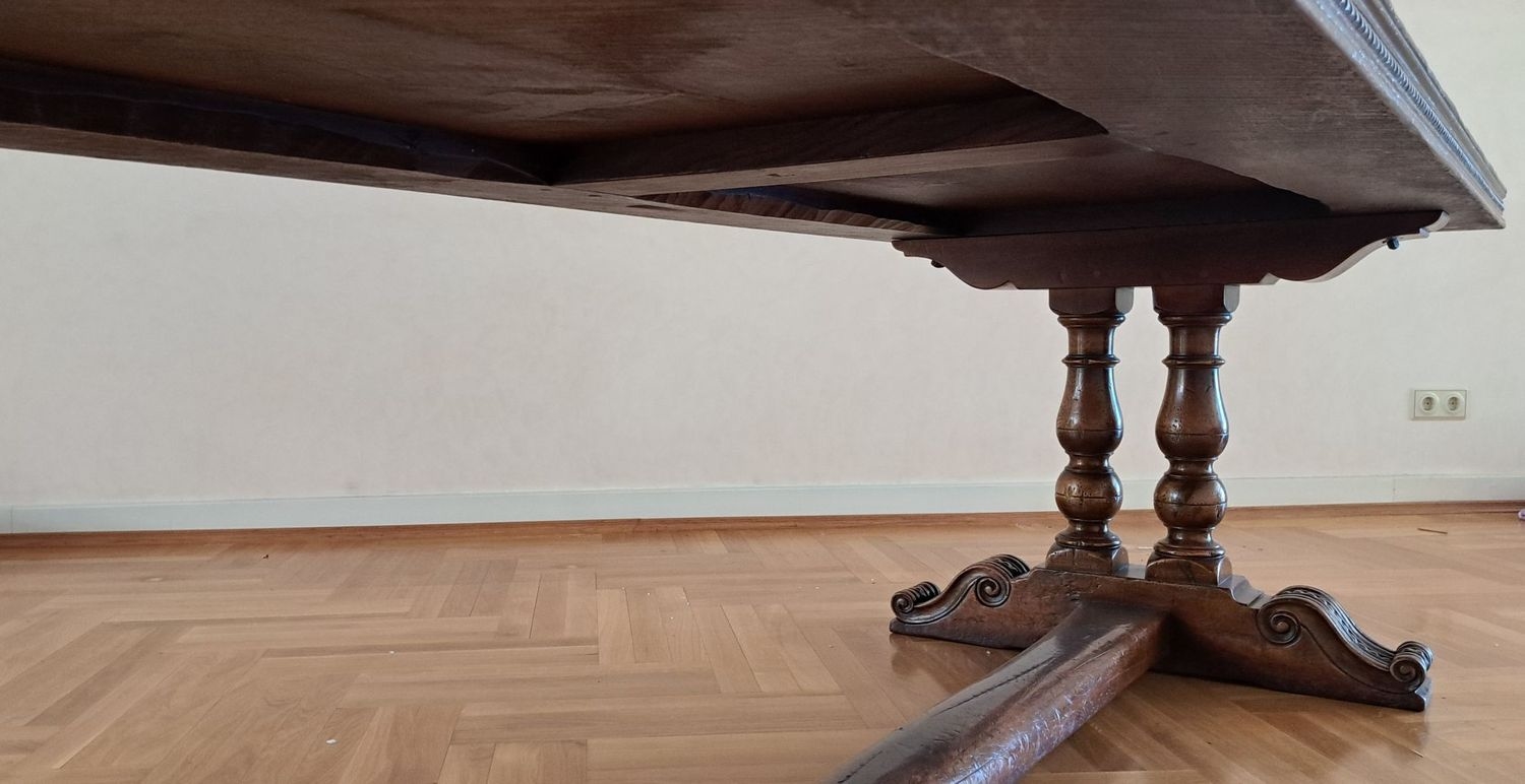 Detail h: Refektoriumstisch mit 10 Stühlen, wohl Italien, um 1900, Nußbaum massiv, Untergestell bestehend aus Balustersäulen, getragen von Querfuß mit ...